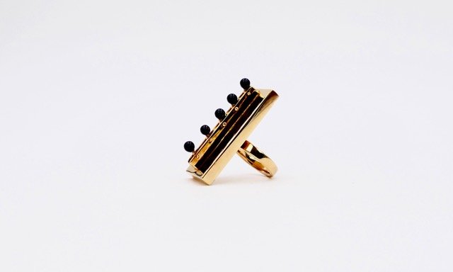 Cleto Munari "Vogatori Piccolo" gilded silver and onyx ring