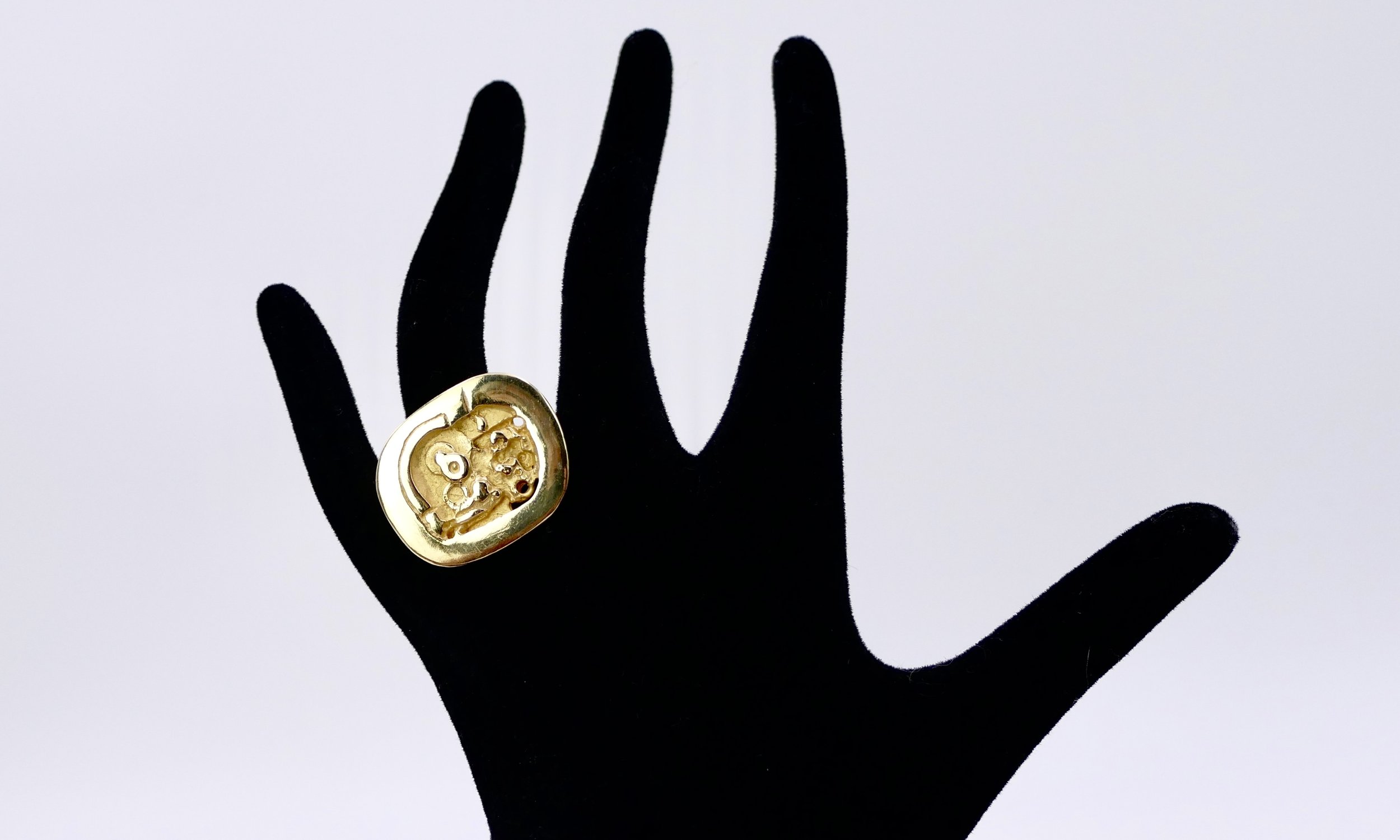 Claude Wesel_ gold_bio-mechanical_ring_model-6971-4.jpeg