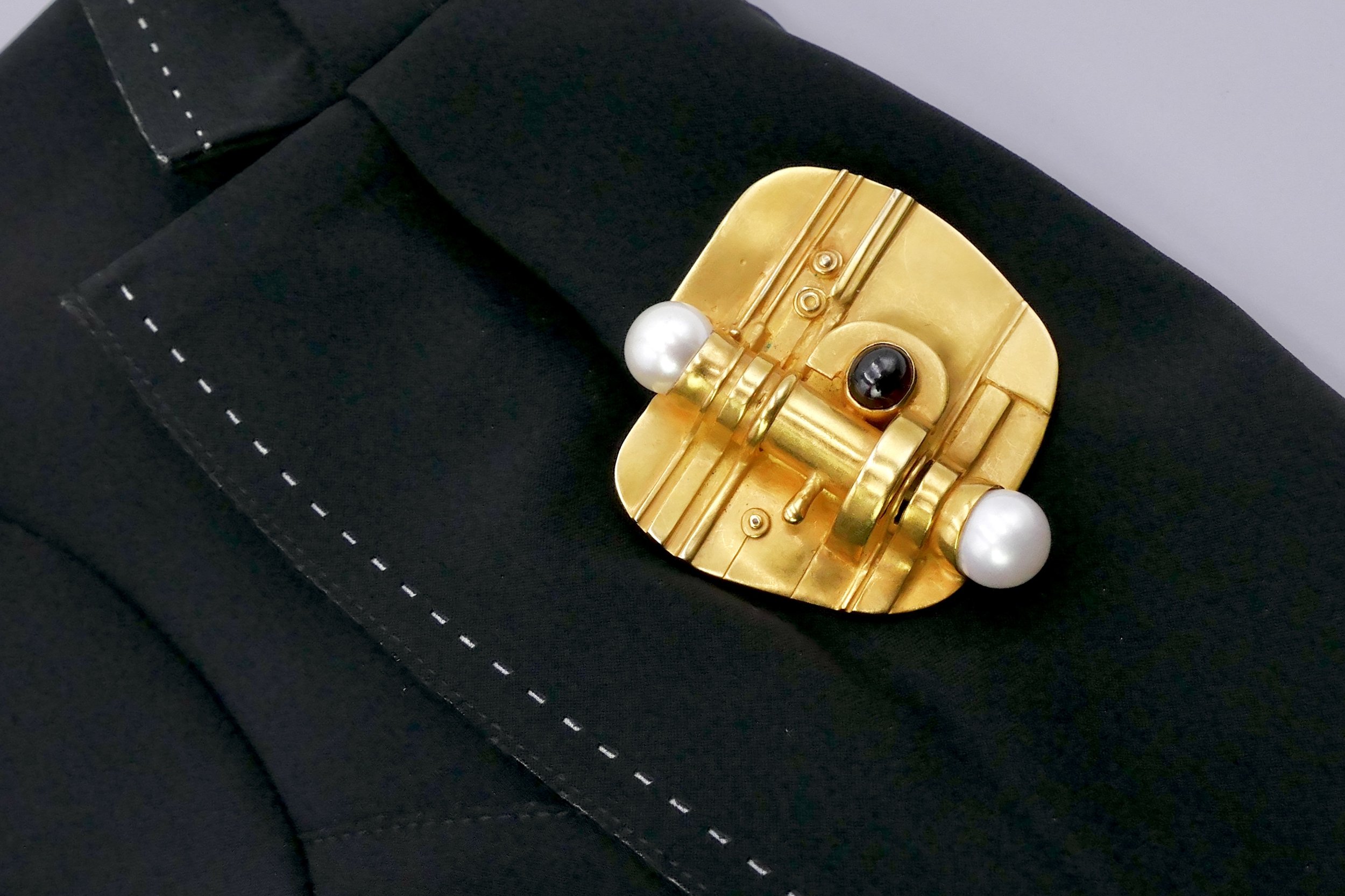 Fernand-Demaret-Studio-Brussels-Claude Wesel-Abstract-gold-garnet-brooch-pendant-2.JPG