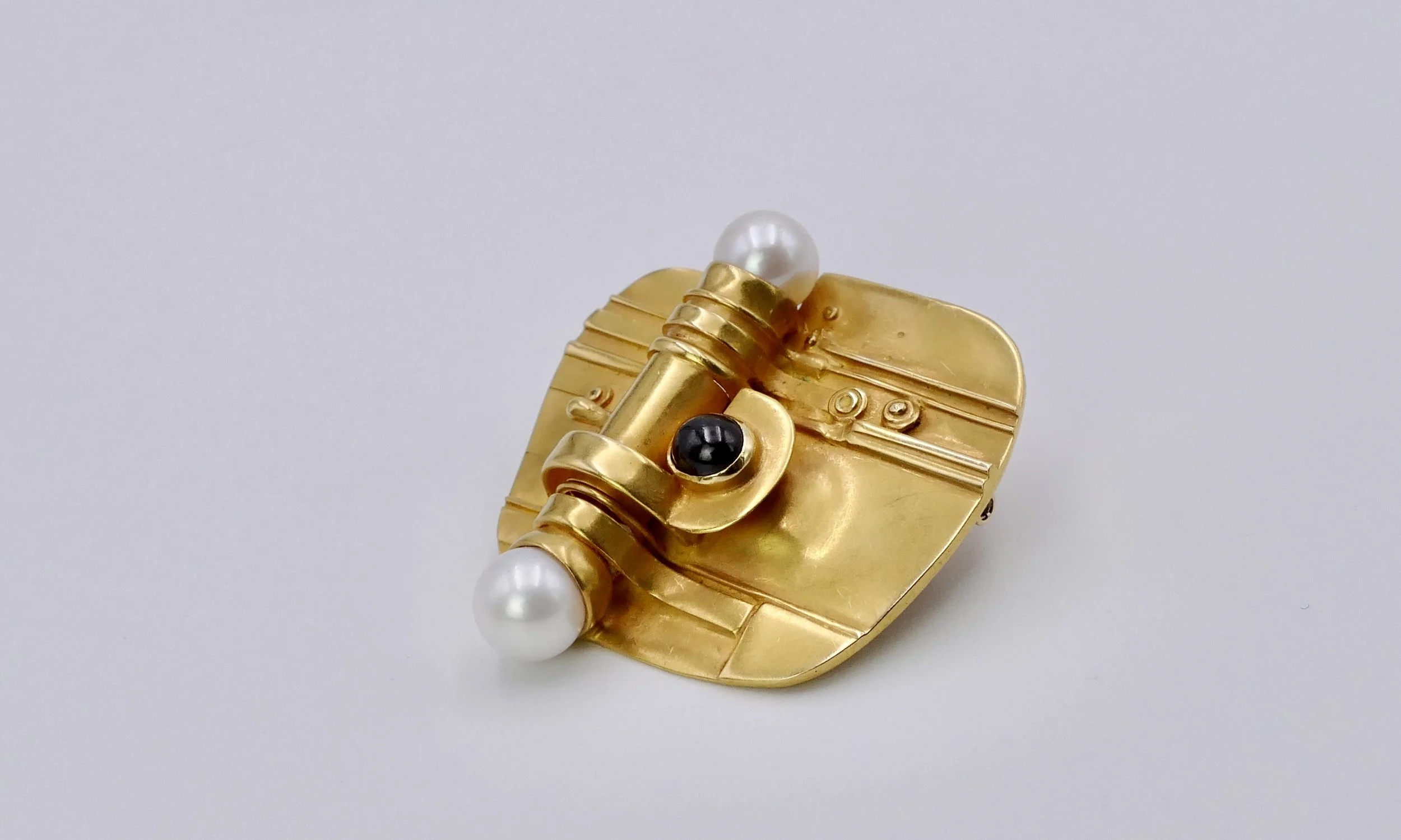 Fernand-Demaret-Studio-Brussels-Claude Wesel-Abstract-gold-garnet-brooch-pendant-3.JPG