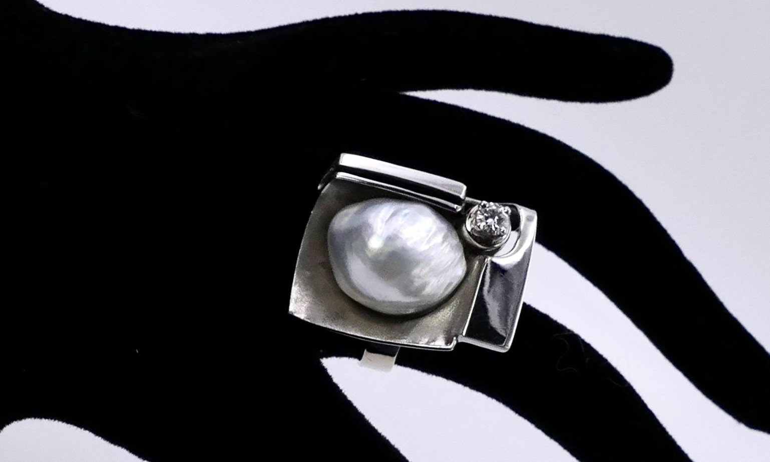 fernand-demaret-studio-brussels-white-gold-diamond-pearl-ring-1.jpeg