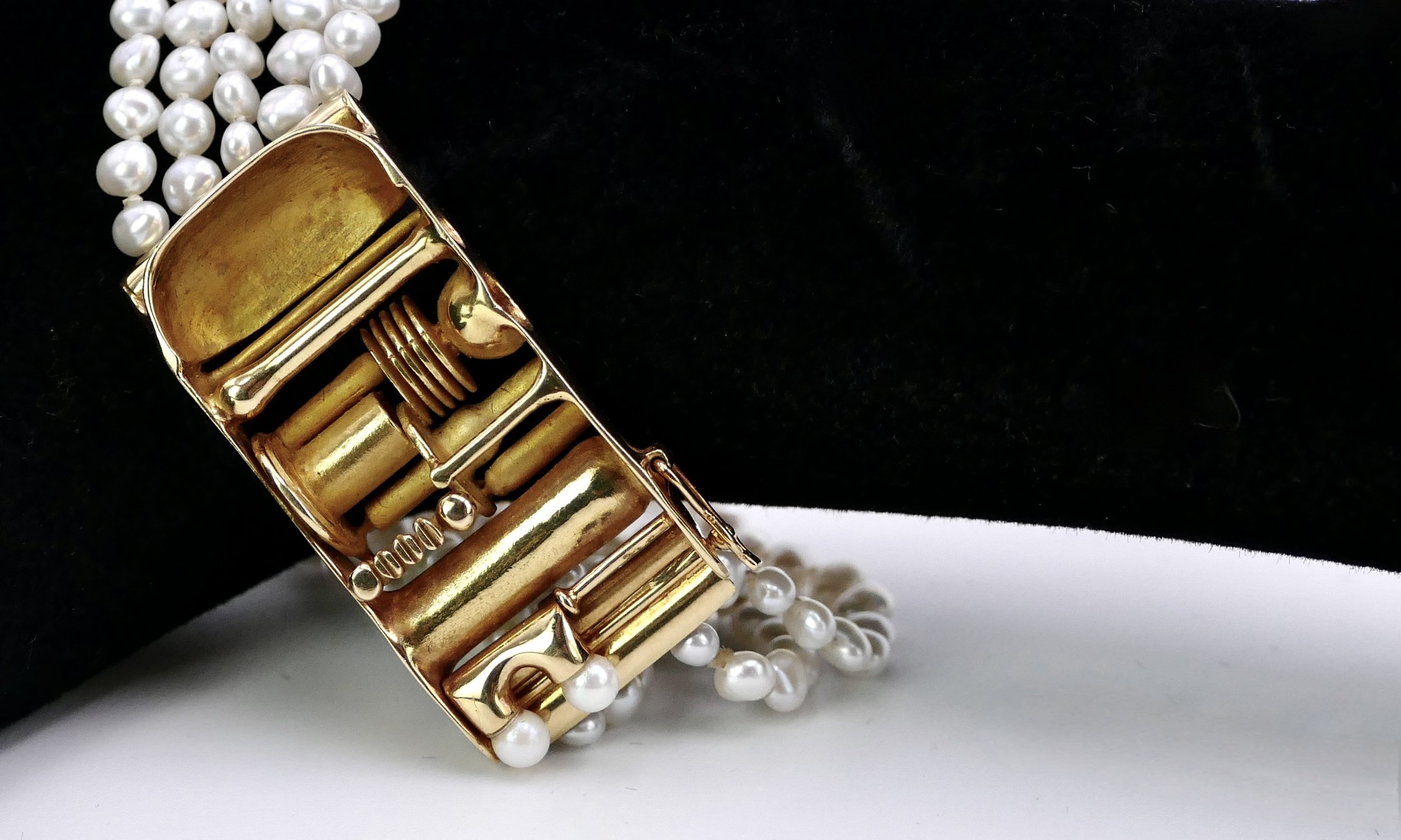 Claude _Wesel-unique_pearls_gold_bracelet_abstract-design_4.jpeg