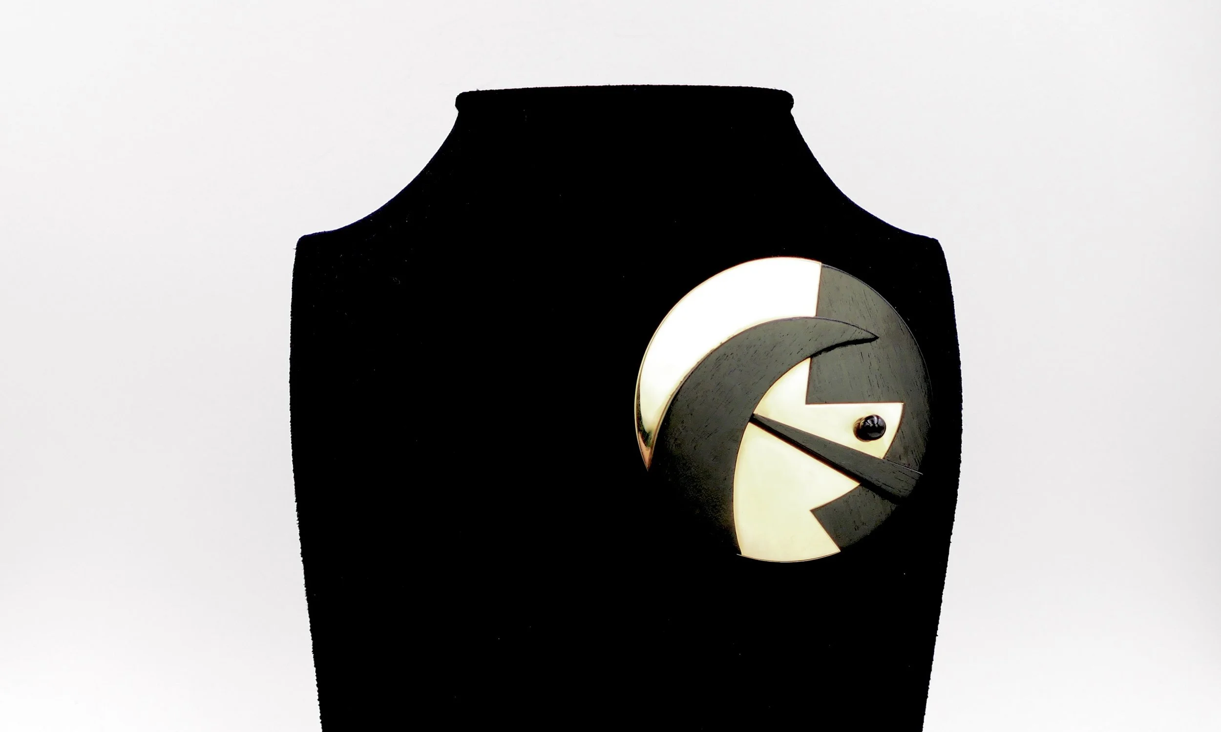 Sophia Vari ménélas ebony gold onyx brooch 5.JPG