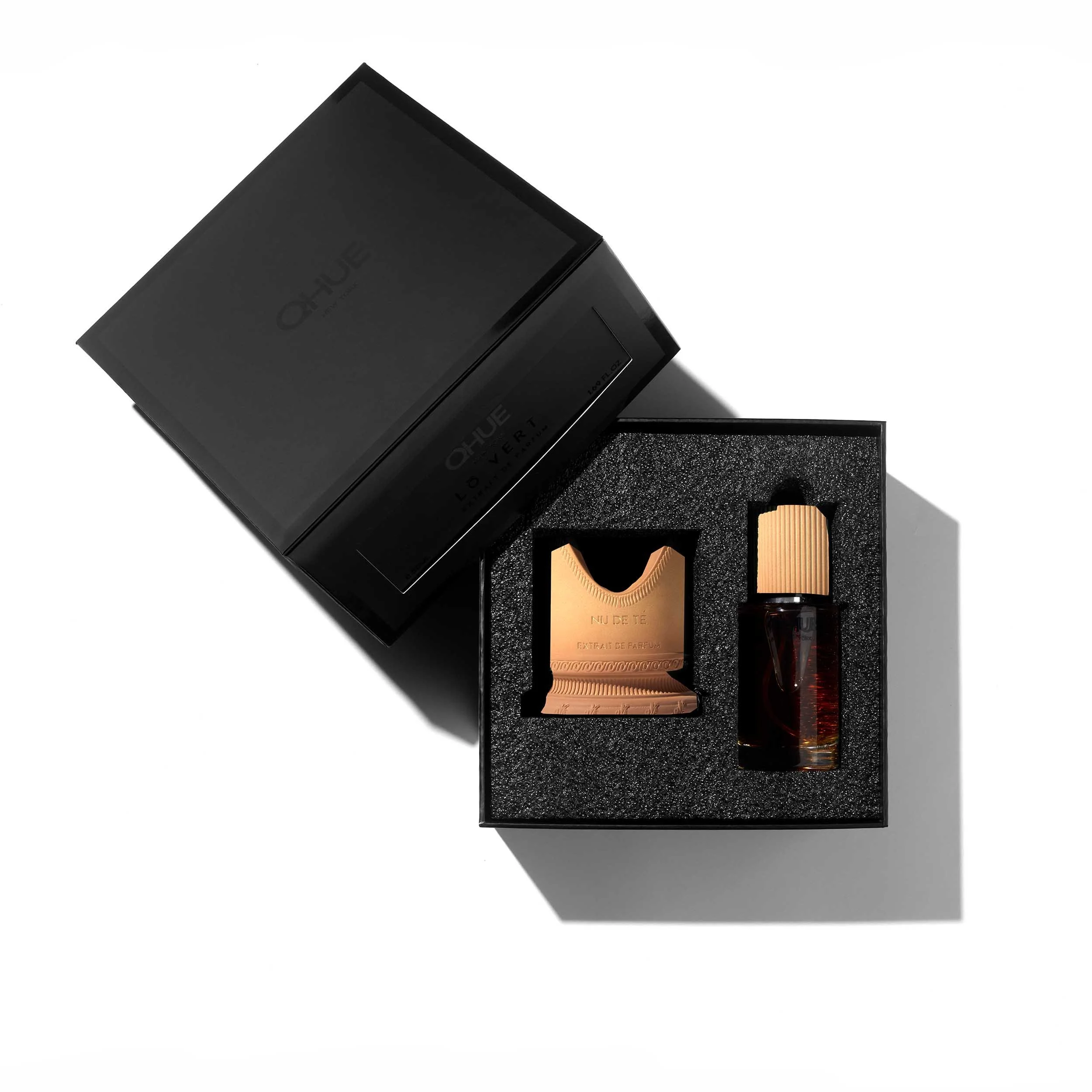 Qhue New York Nu de Tè Extrait de Parfum luxury gift set with fragrance bottle and sculptural vessel in premium presentation box.
