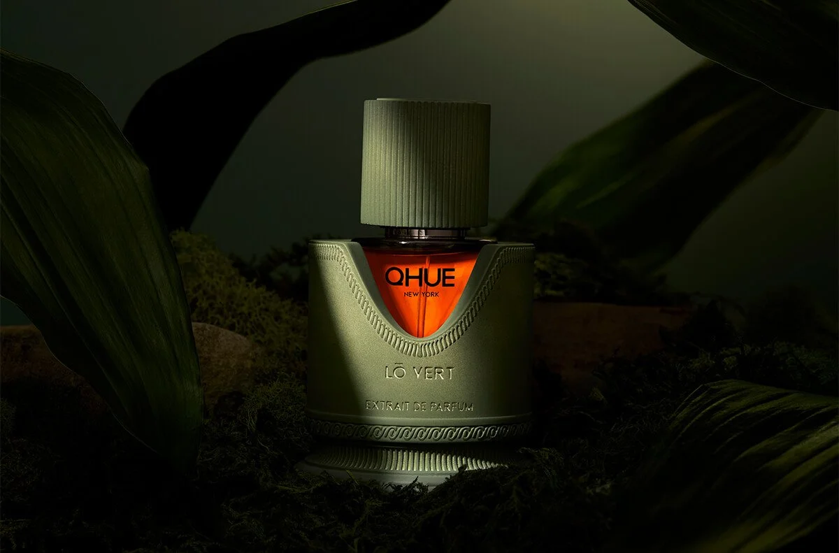 Lō Vert Extrait de Parfum by Qhue New York displayed in a dark green botanical setting, showcasing a bold green aromatic fragrance inspired by nature and intimacy.