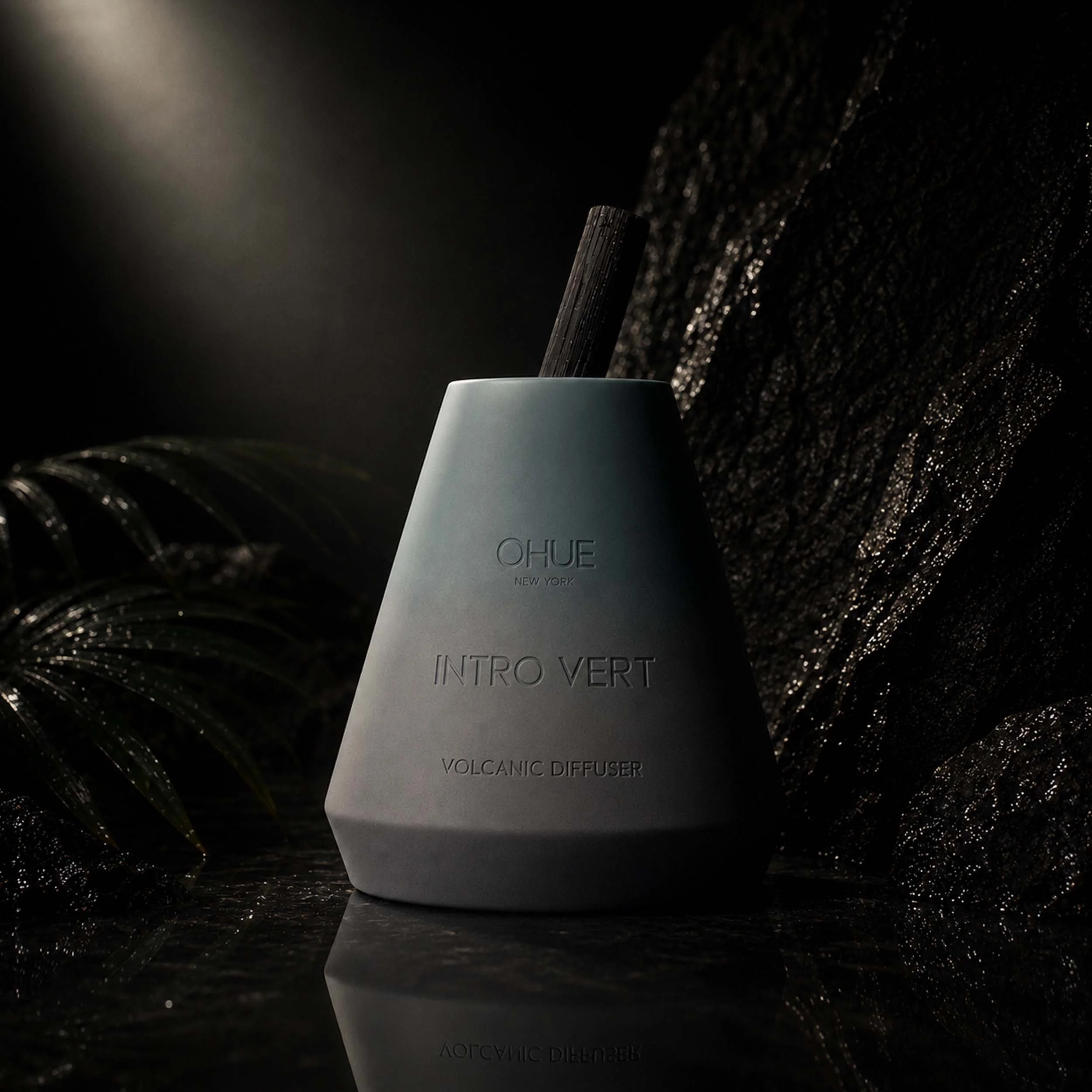 Qhue New York Intro Vert Volcanic Diffuser in a hand-painted cement vessel inspired by lush greenery and nature.