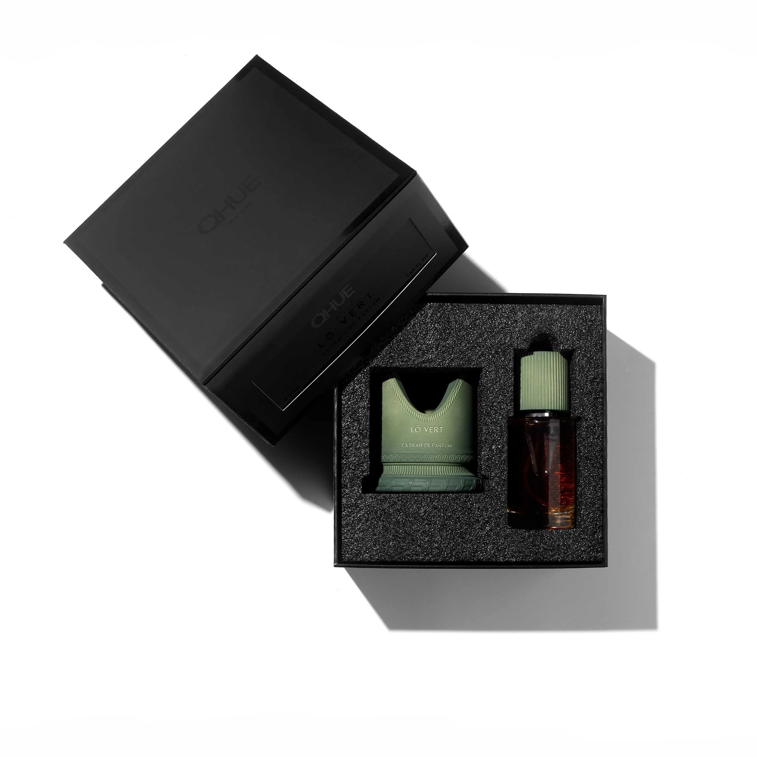 Qhue New York Lō Vert Extrait de Parfum luxury gift set with fragrance bottle and sculptural vessel in premium presentation box.