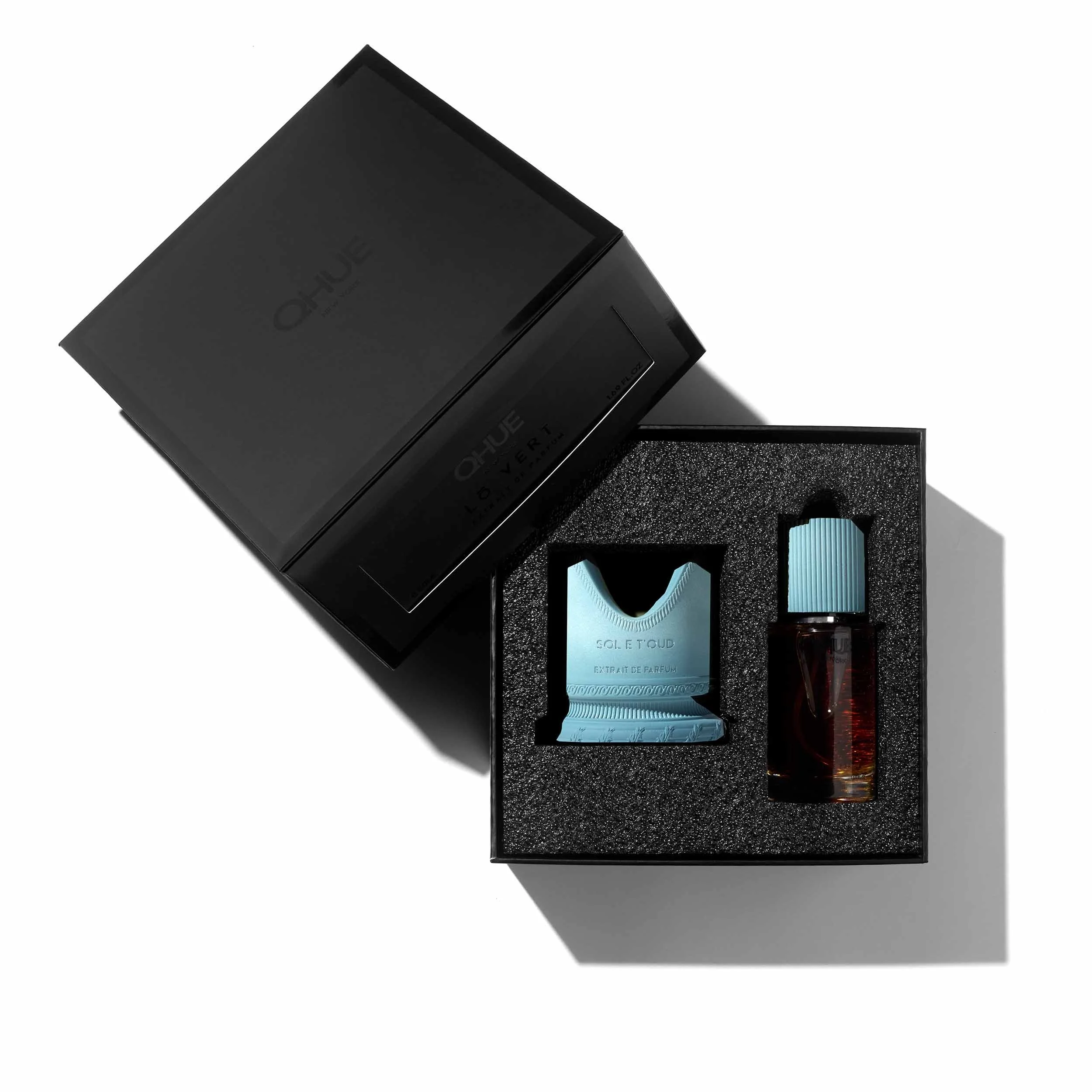 Qhue New York Sol e T'oud Extrait de Parfum luxury gift set with fragrance bottle and sculptural vessel in premium presentation box.