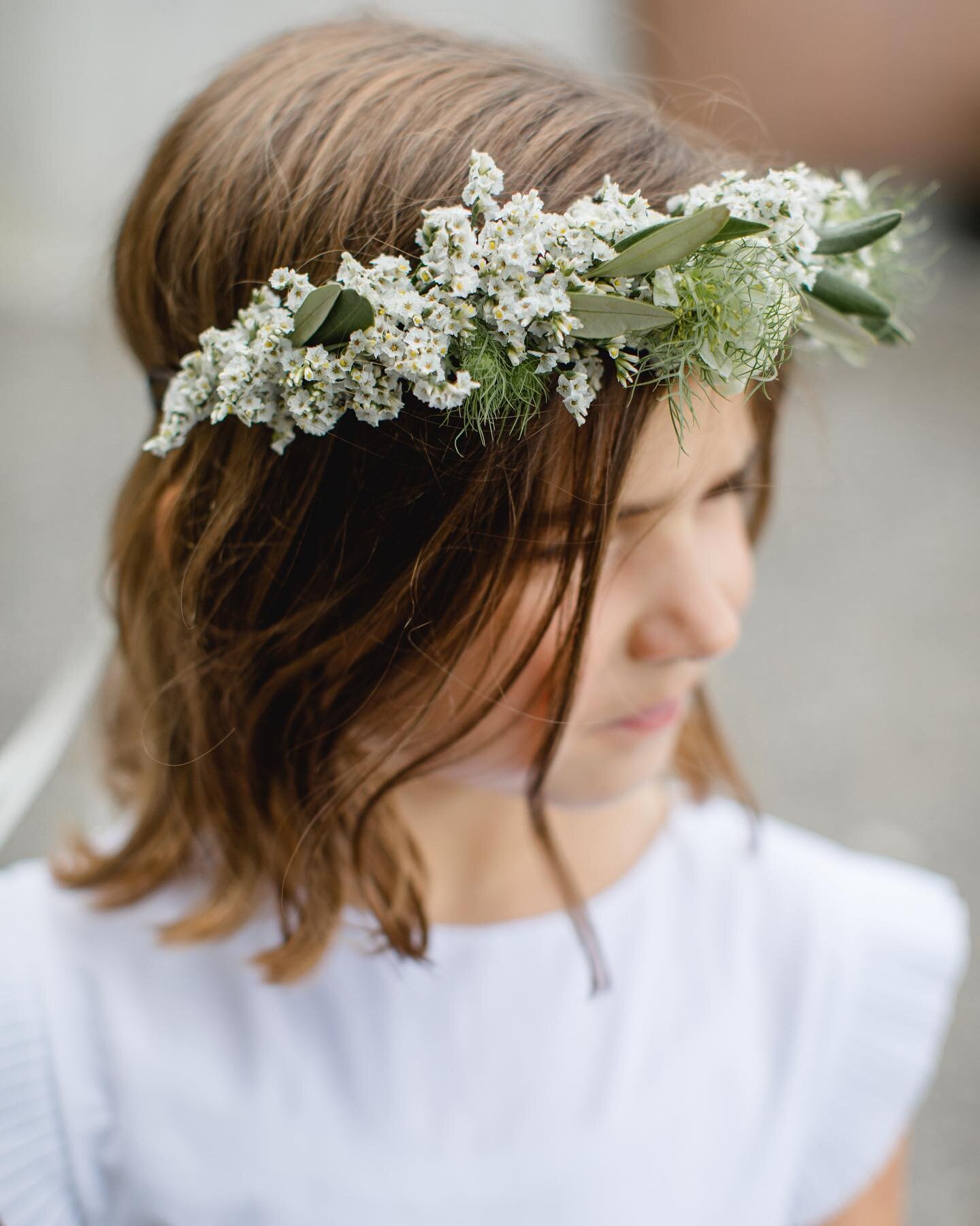 Flower crowns for pretty flower girls. I cannot think of a better way to have young girls wear flowers at a wedding. They allow them to move freely and forget they are wearing them. I so loved doing this wedding last summer in Herisau, Switzerland. A