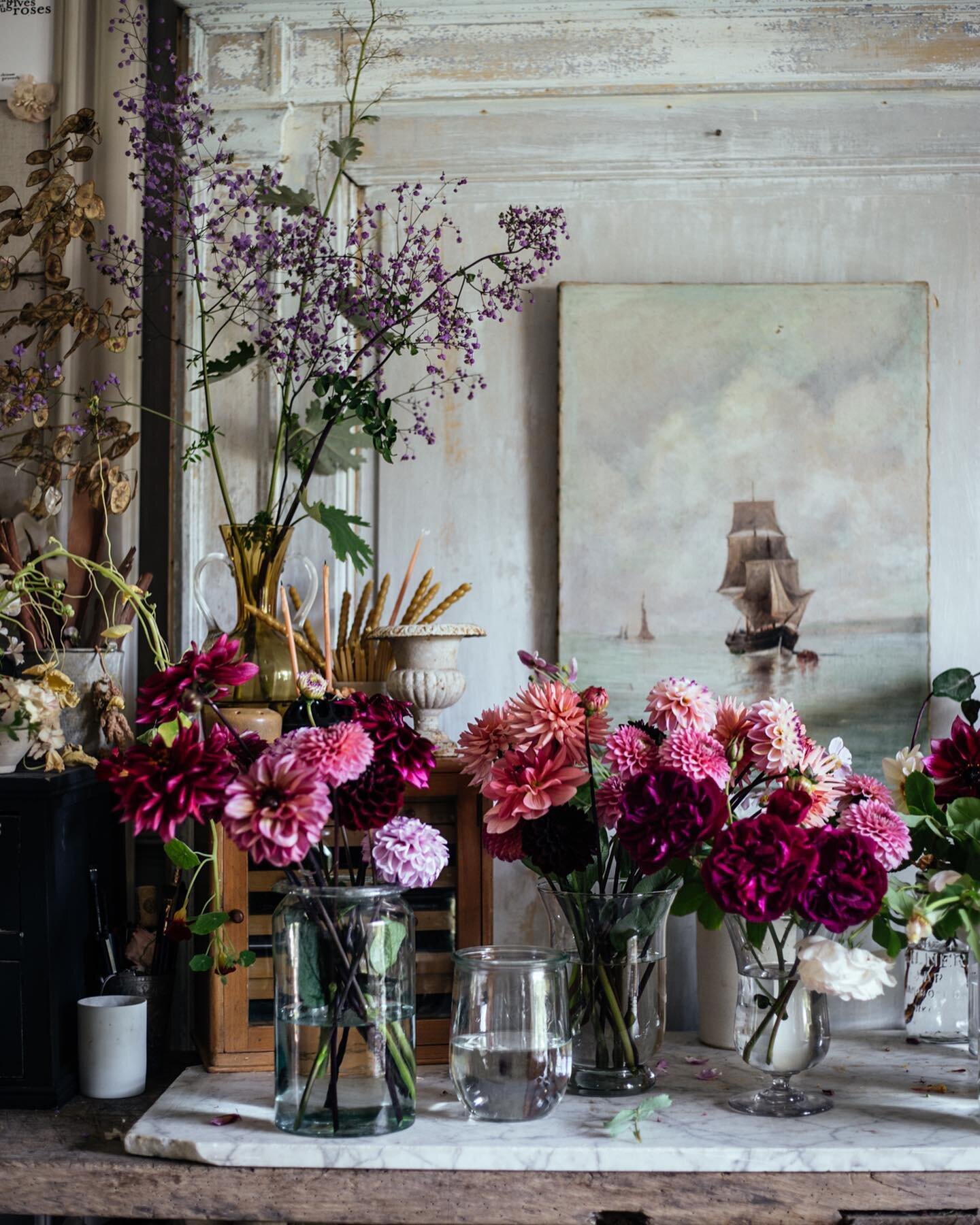 We have hit Dahlia season and my heart is full. This is still a flashback fom @lucytheflowerhunter&rsquo;s studio but I will be posting my own harvest shortly. Oh and a propos, Lucy will be hosting a workshop on the island of Hiddensee (Germany) this