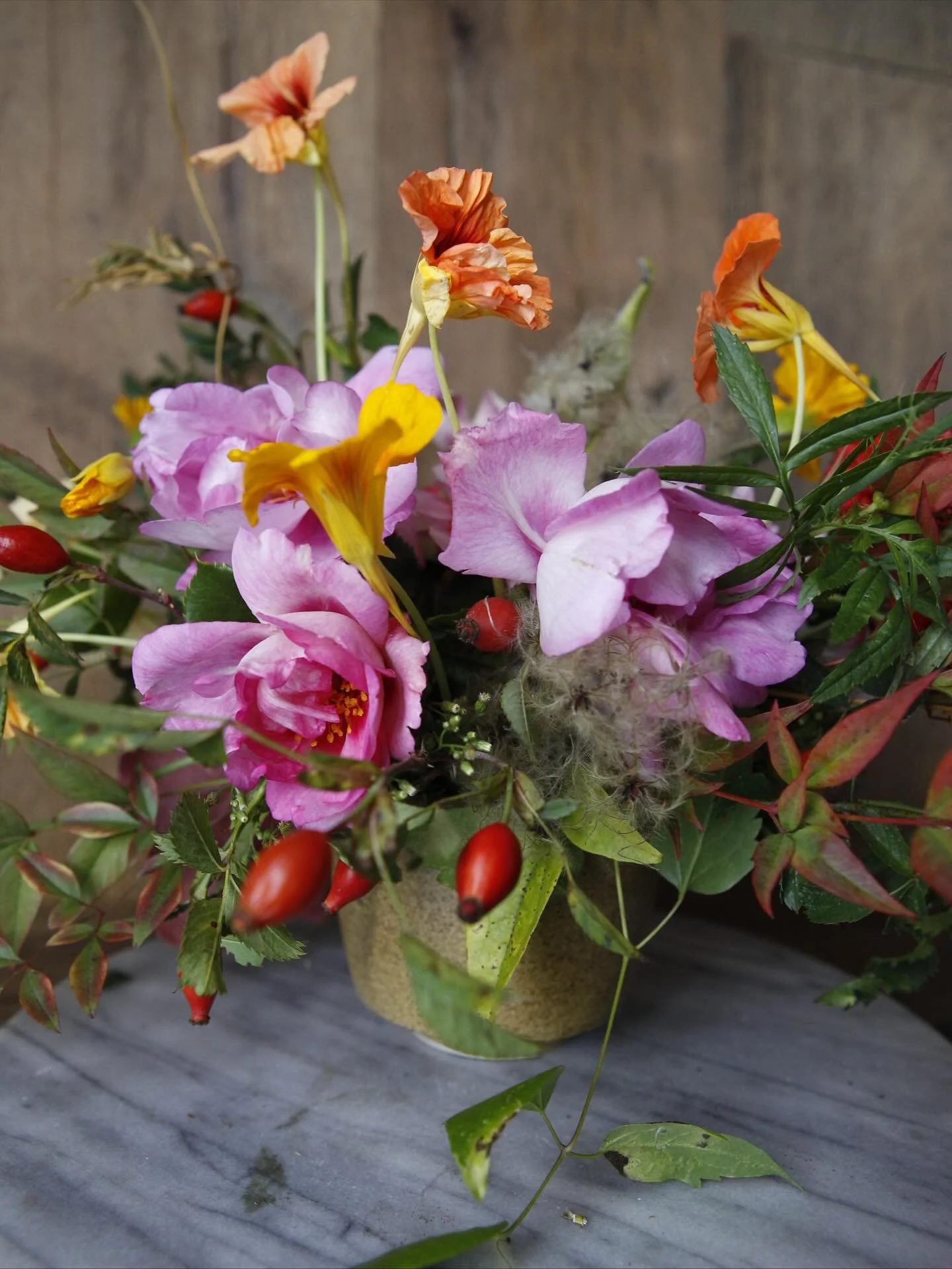 Here is the arrangement created at the before mentioned @aesmestudio in London. To be honest, I had to fight my inner critic to be able to use these overly assertive marigolds in their bright orange glory. But we go to workshops to explore and go bey