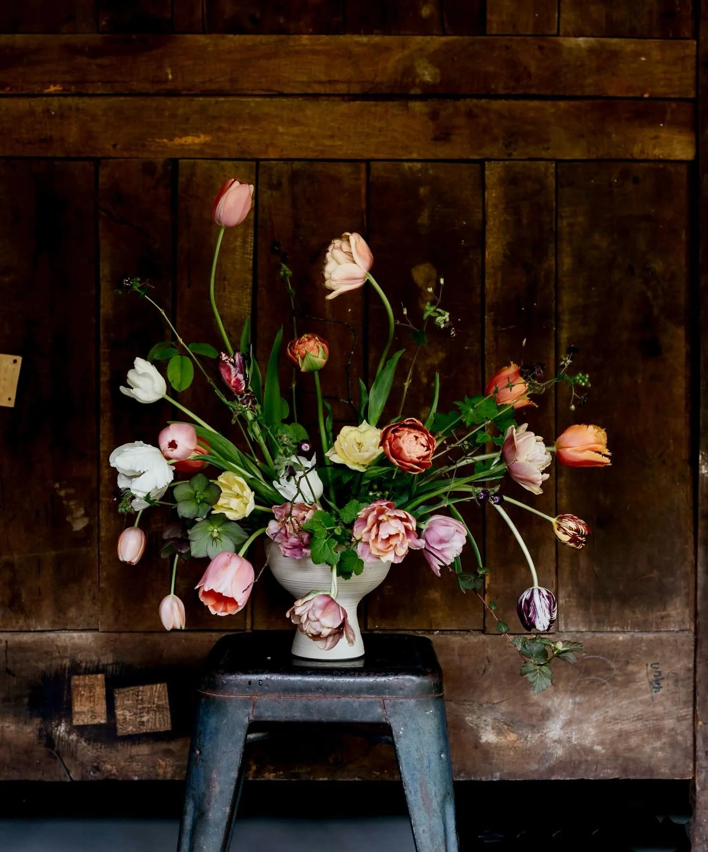 Mit den letzten April Tagen noch eine letzte Hommage an die allersch&ouml;nsten Tulpen aus Bettina&rsquo;s @leimkraut.ch Garten. Sie wurden speziell f&uuml;r den Workshop &lsquo;Floral Art&rsquo; angebaut. Ganz nachhaltig, draussen und in ihrem nat&u