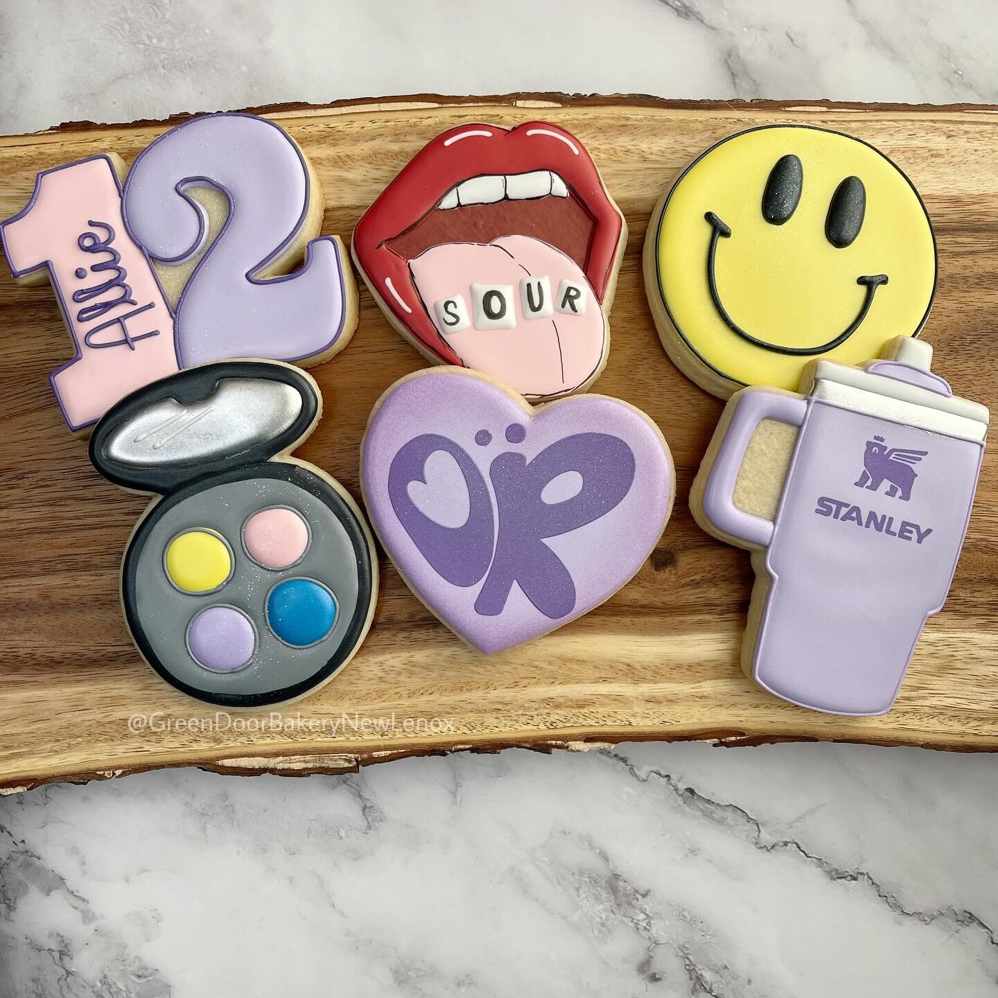 Happy 12th birthday!! 🥳 I love making someone&rsquo;s favorite things into cookies 😍 

#Greendoorbakerynewlenox #newlenox #newlenoxil #newlenoxillinois #illinois #instacookies #customcookies #sugarcookies #homebaker #cookies #yum #edibleart #birthd