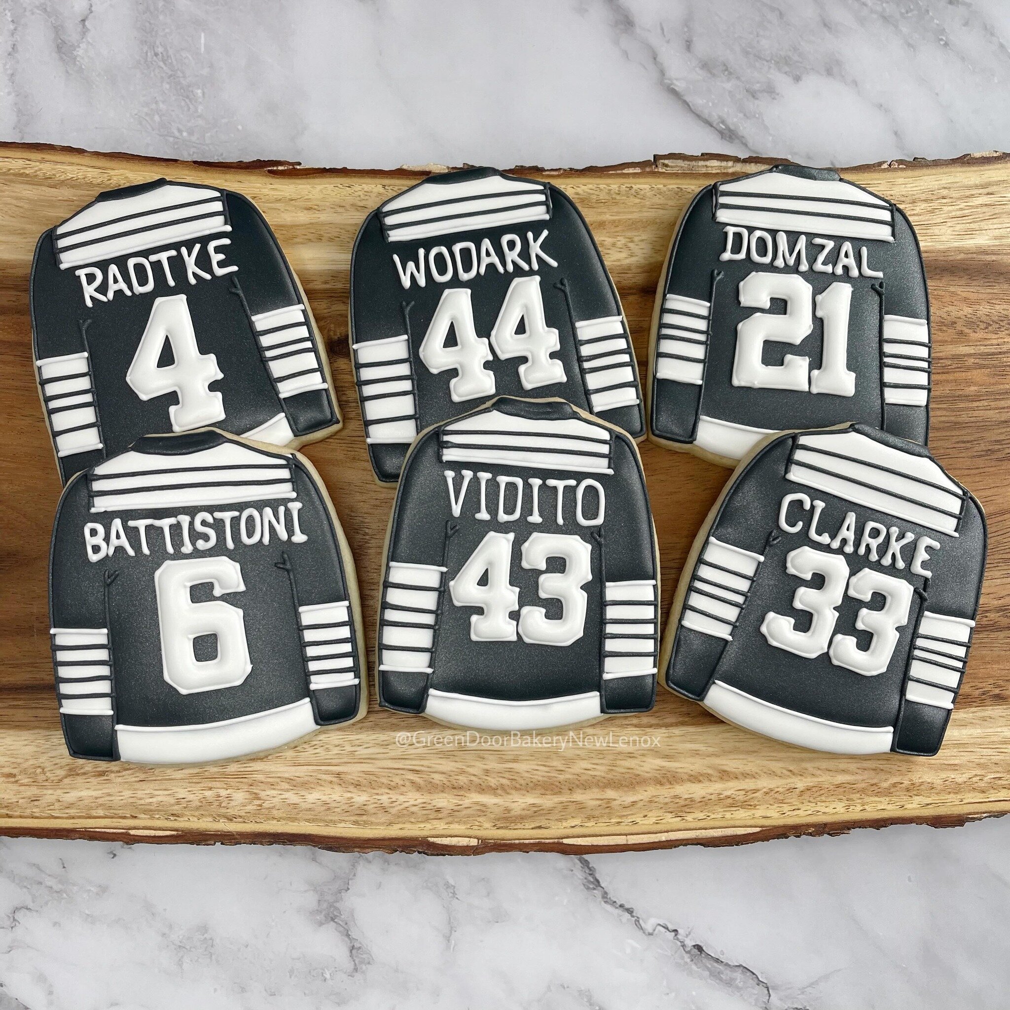 Tasty treats for the team! I hope they played well! 🏒 🎉 

#Greendoorbakerynewlenox #newlenox #newlenoxil #newlenoxillinois #illinois #instacookies #customcookies #sugarcookies #homebaker #cookies #yum #edibleart #hockeycookies #teamcookies #vikings