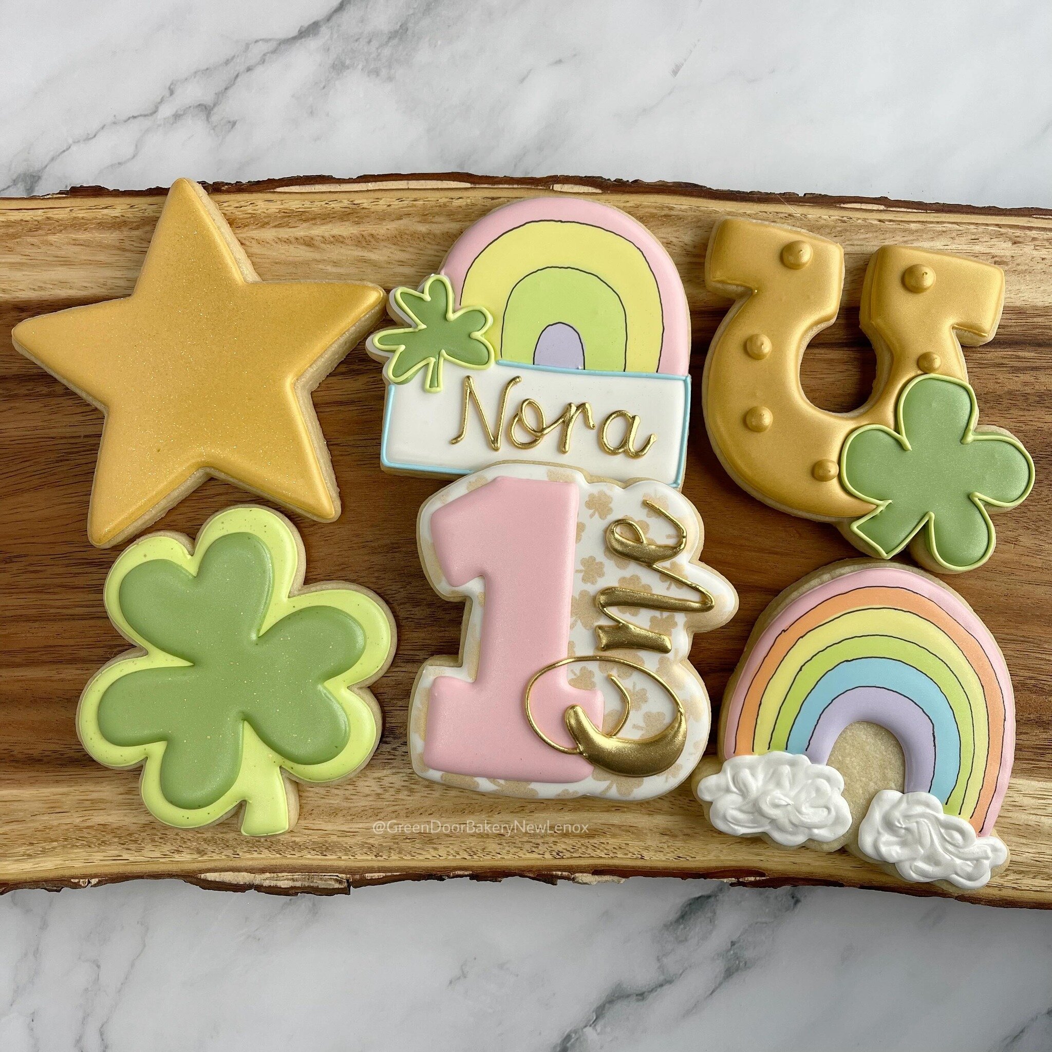 She&rsquo;s a lucky &ldquo;One&rdquo;! What a cute cute party theme! ☘️ 🌈 🎉 

#Greendoorbakerynewlenox #newlenox #newlenoxil #newlenoxillinois #illinois #instacookies #customcookies #sugarcookies #homebaker #cookies #yum #edibleart #luckyonecookies