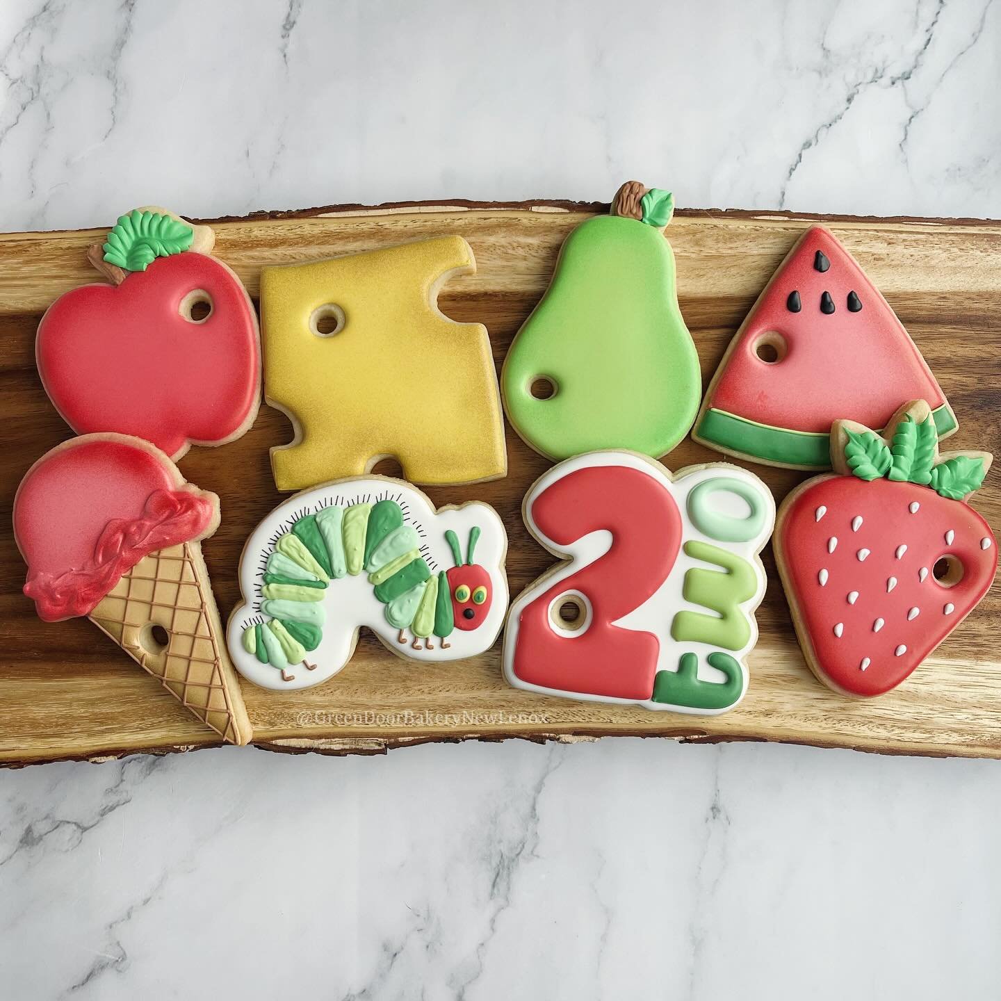 Happy 2nd birthday! What a fun theme 🤩 🐛 🎉 🍎 

#Greendoorbakerynewlenox #newlenox #newlenoxil #newlenoxillinois #illinois #instacookies #customcookies #sugarcookies #homebaker #cookies #yum #edibleart #hungrycatapillar #hungrycatapillarcookies #b