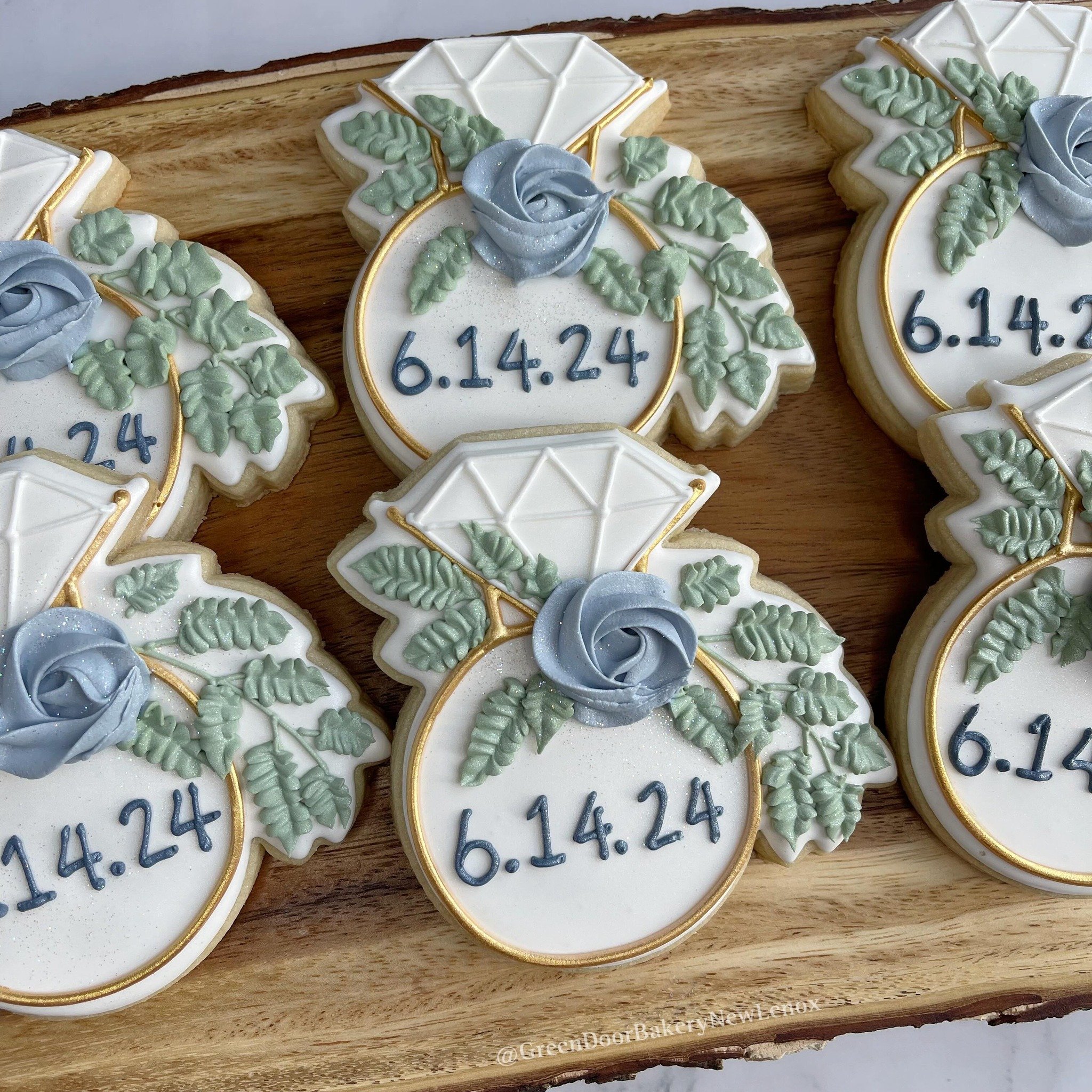 Elegant and delicious favors for a bridal shower. I love the colors they chose 😍 Congrats to the bride and groom! 👰 💍 🎉 

#Greendoorbakerynewlenox #newlenox #newlenoxil #newlenoxillinois #illinois #instacookies #customcookies #sugarcookies #homeb