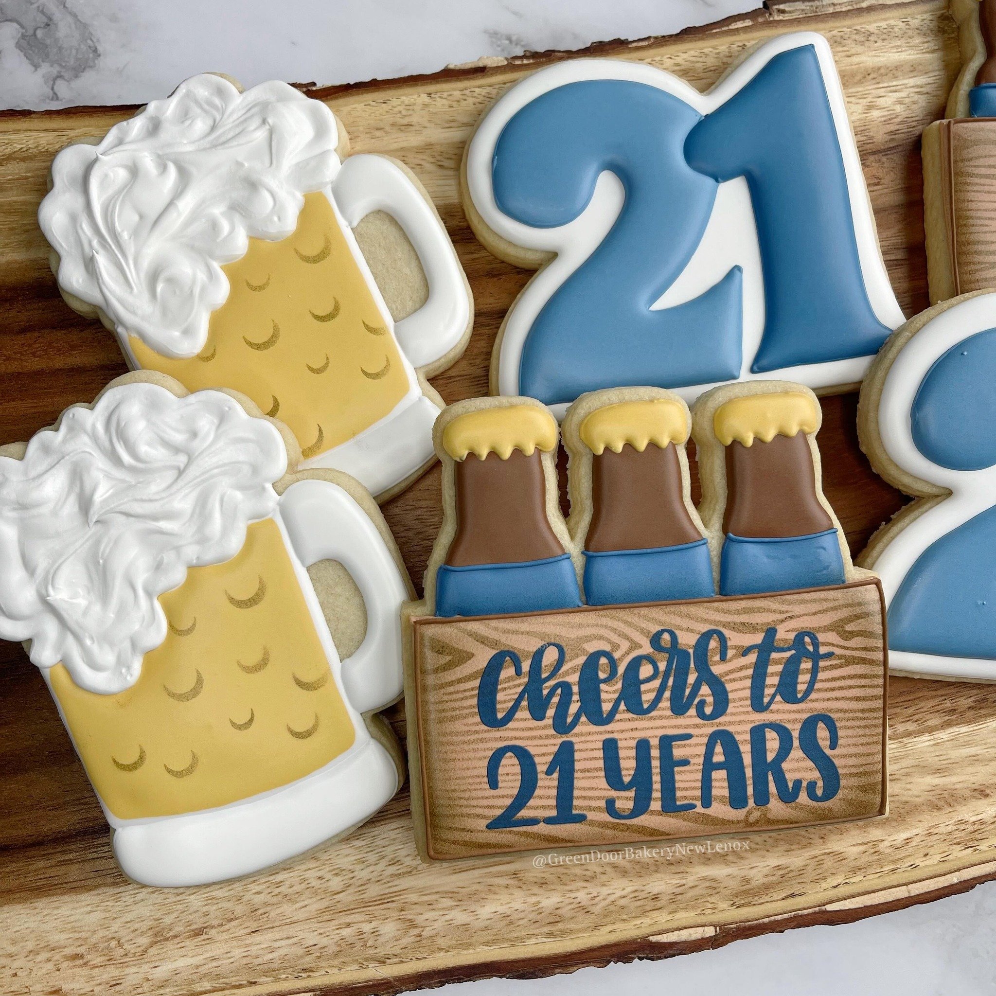 Happy 21st! 🍻 🎉 

#Greendoorbakerynewlenox #newlenox #newlenoxil #newlenoxillinois #illinois #instacookies #customcookies #sugarcookies #homebaker #cookies #yum #edibleart #21stbirthdaycookies #beercookies #6packcookies #beercratecookies #birthdayc