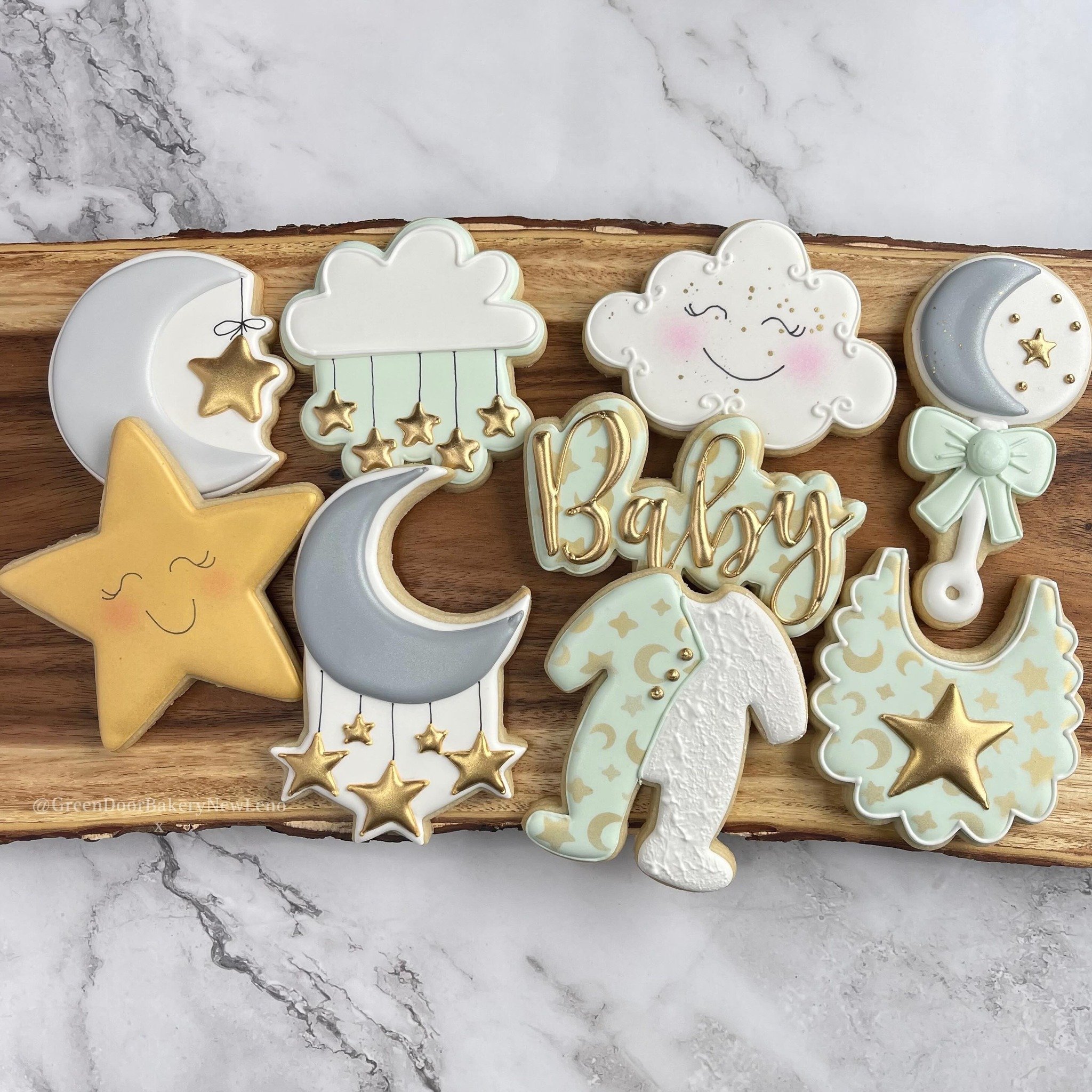 Congratulations to the parents to be! I love this shower theme 😍 

#Greendoorbakerynewlenox #newlenox #newlenoxil #newlenoxillinois #illinois #instacookies #customcookies #sugarcookies #homebaker #cookies #yum #edibleart #starmoonbabyshower #babysho