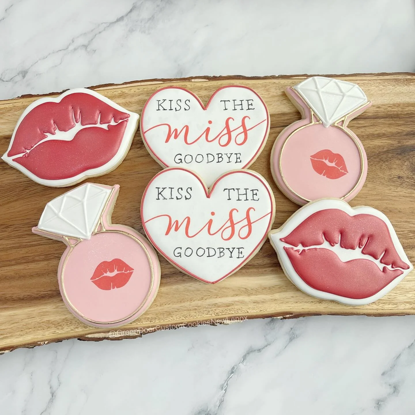 Congratulations! 🍾🎉 

#Greendoorbakerynewlenox #newlenox #newlenoxil #newlenoxillinois #illinois #instacookies #customcookies #sugarcookies #homebaker #cookies #yum #edibleart #greendoorcustomcookiesnewlenox #royalicing #royalicingartist #kissthemi