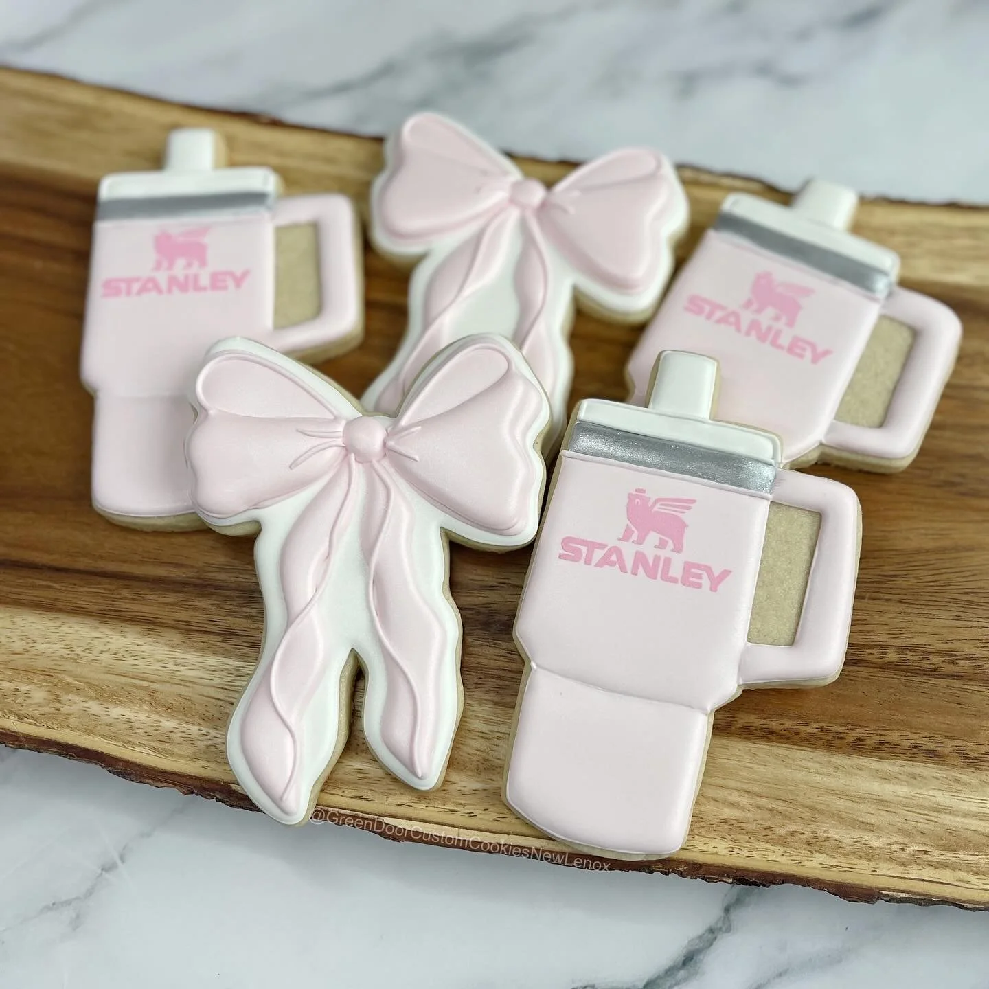 Happy 10th Birthday! 🎀 🎉 

#Greendoorbakerynewlenox #newlenox #newlenoxil #newlenoxillinois #illinois #instacookies #customcookies #sugarcookies #homebaker #cookies #yum #edibleart #greendoorcustomcookiesnewlenox #royalicing #royalicingartist #ribb