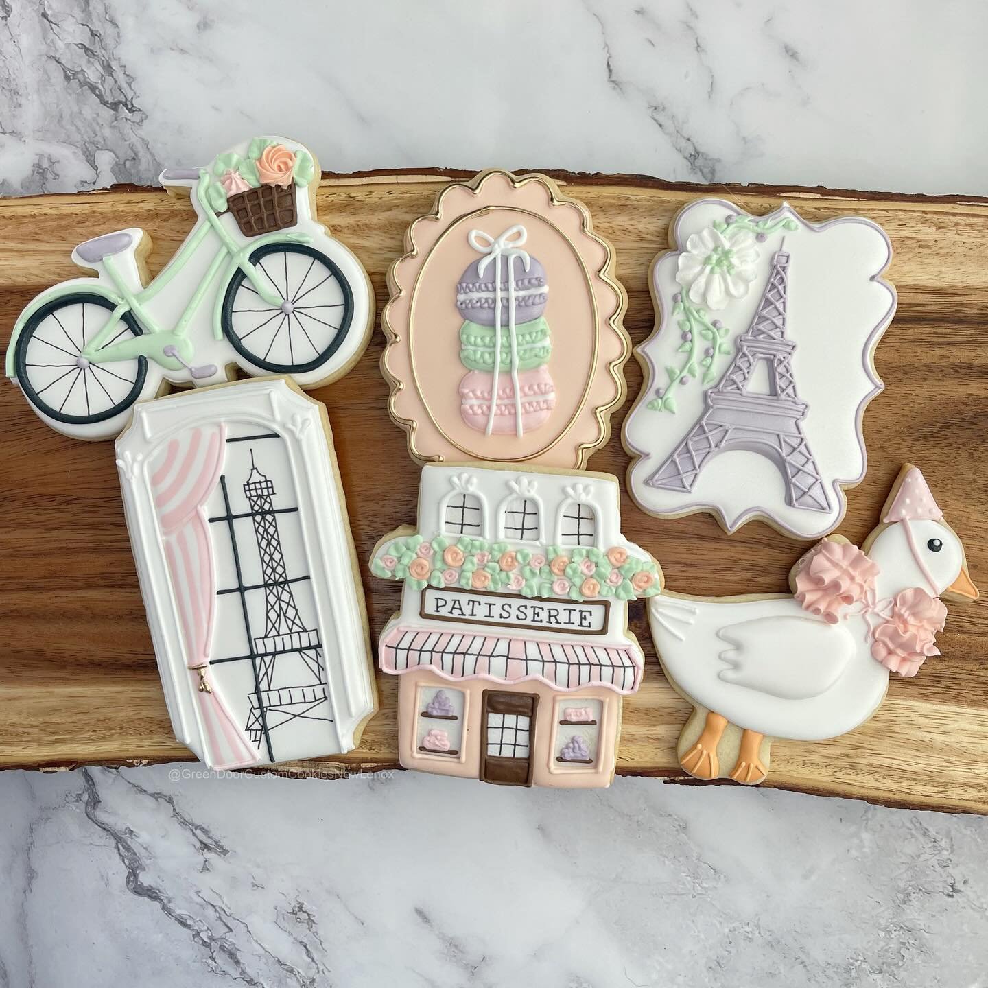 Happy 1st Birthday! 🇫🇷 🎉 🎂 

I love the colors and the little caped goose 😍 

#Greendoorbakerynewlenox #newlenox #newlenoxil #newlenoxillinois #illinois #instacookies #customcookies #sugarcookies #homebaker #cookies #yum #edibleart #greendoorcus