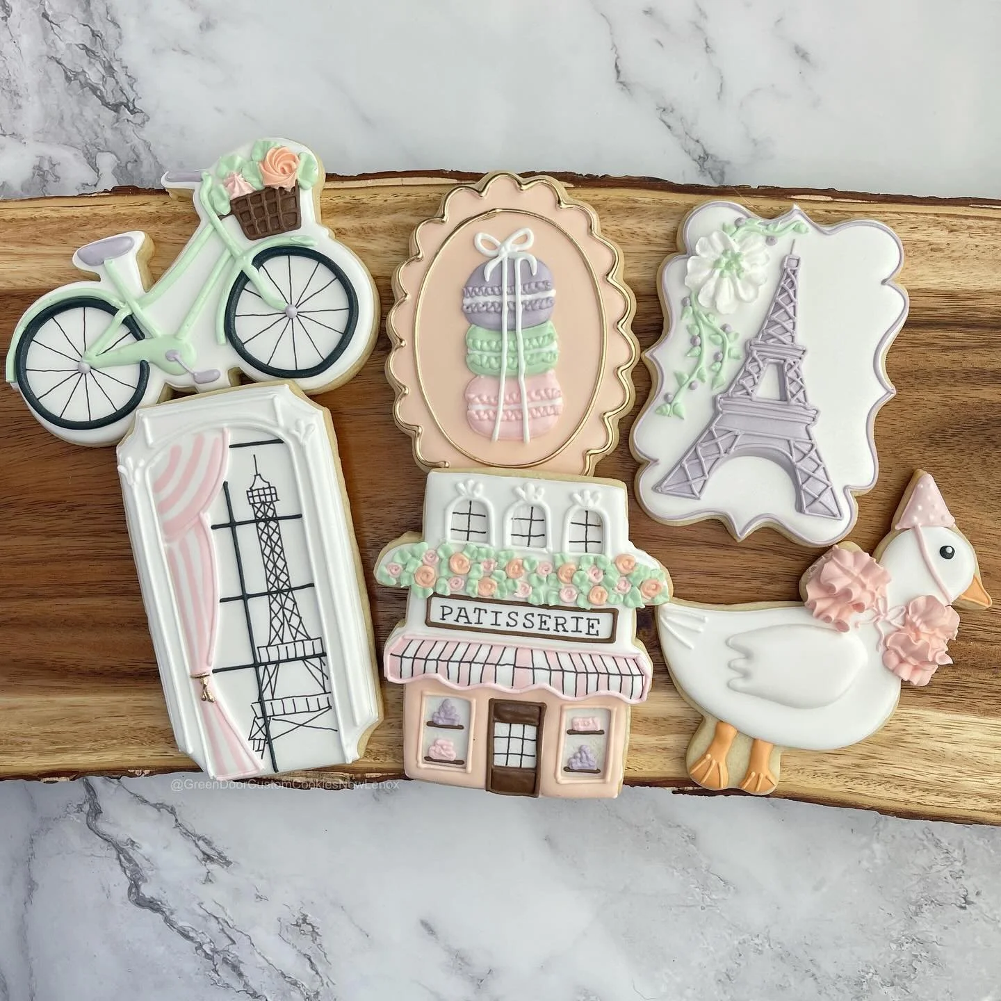 Happy 1st Birthday! 🇫🇷 🎉 🎂 

I love the colors and the little caped goose 😍 

#Greendoorbakerynewlenox #newlenox #newlenoxil #newlenoxillinois #illinois #instacookies #customcookies #sugarcookies #homebaker #cookies #yum #edibleart #greendoorcus