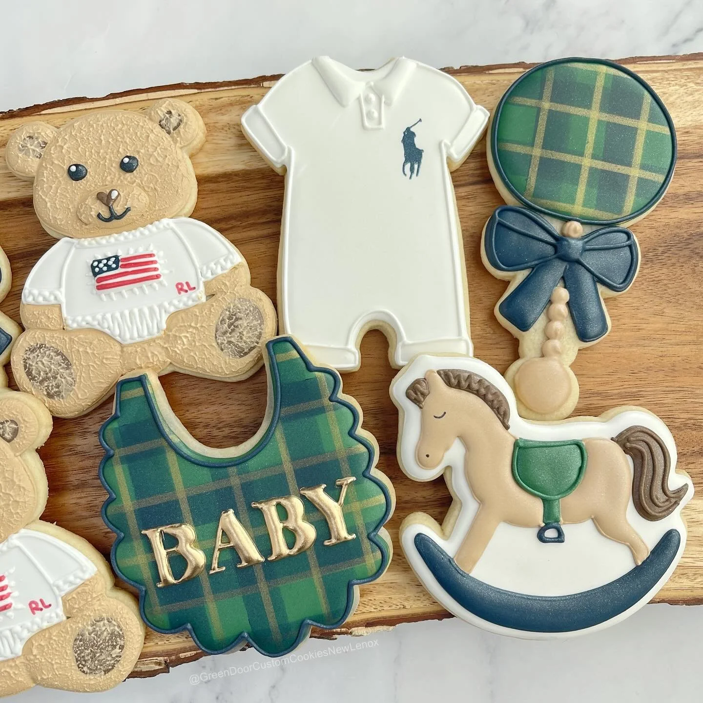 Congratulations! 💙 🐻 🇺🇸 

It took me a hot minute to figure out how to airbrush the plaid on these and it really pulled everything together. Such a cute shower theme. 😍 

#Greendoorbakerynewlenox #newlenox #newlenoxil #newlenoxillinois #illinois