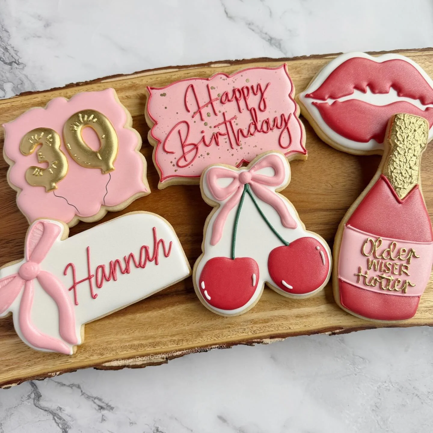 Happy 30th birthday!! 👄 🍾 🎀 

#greendoorcustomcookiesnewlenox #olderwiserhottercookies #30thbirthdaycookies #newlenoxillinois #ribboncookies