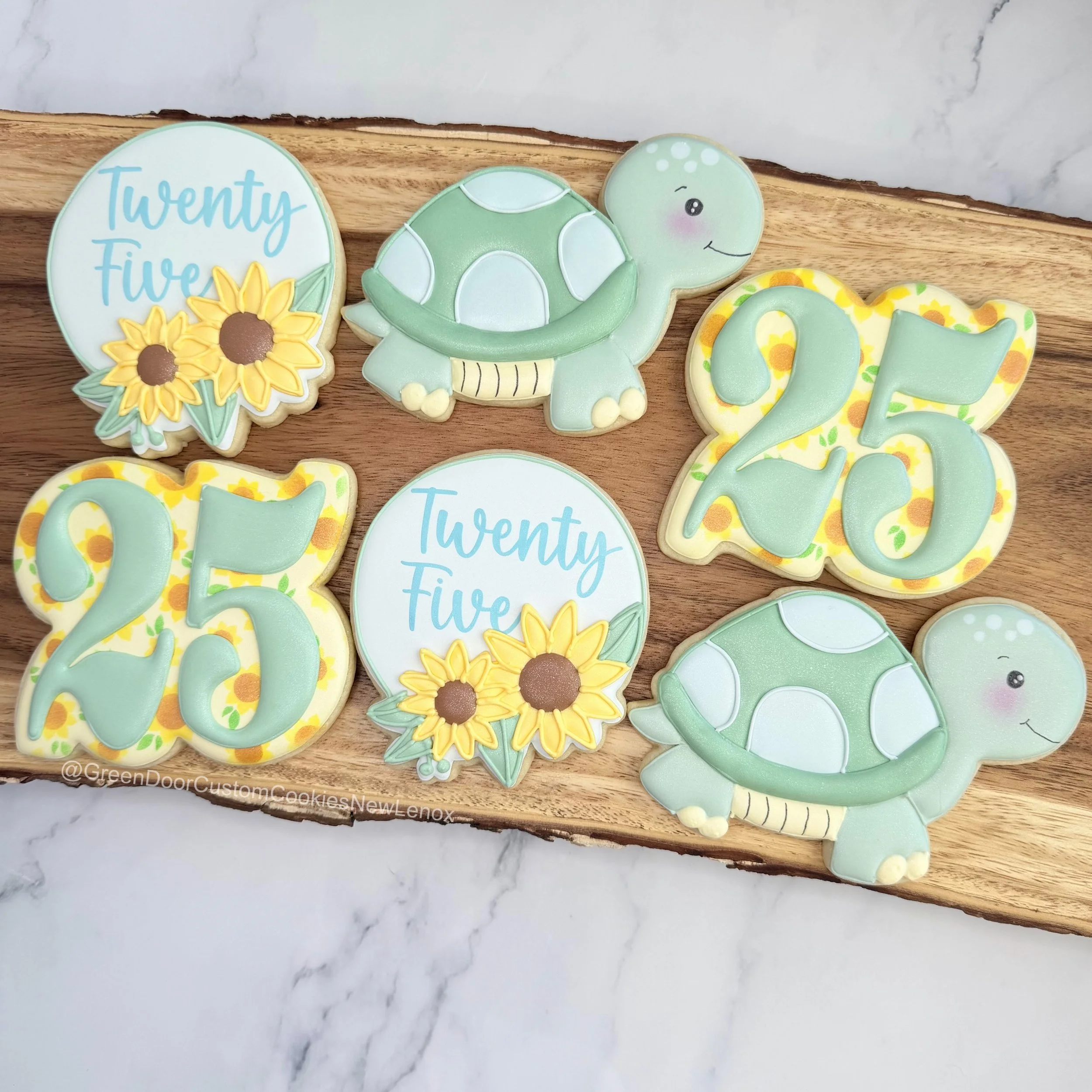 I love turning people&rsquo;s favorite things and colors into cookies. What a cute way to celebrate a milestone birthday! Happy Birthday! 🌻 🐢 🎉 

#Newlenoxil #newlenoxillinois #turtlecookies #sunflowercookies #25thbirthdaycookies