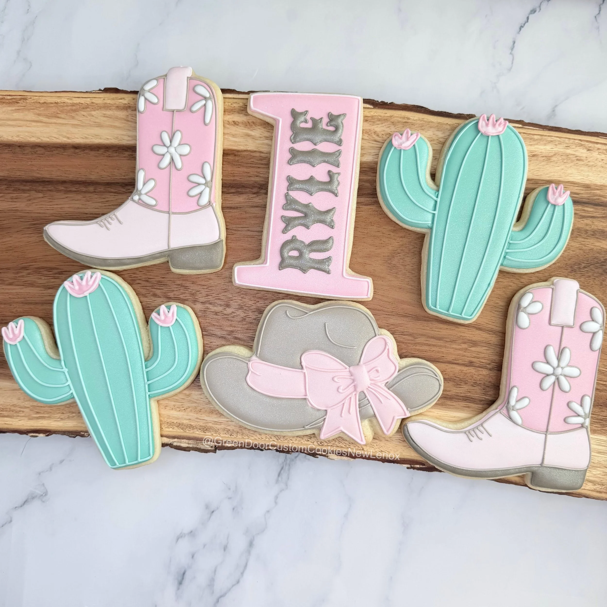 Happy 1st birthday!! 🤠 🌵 🎉 

#Newlenoxil #newlenoxillinois #firstrodeocookies #firstbirthdaycookies #cowgirlcookies