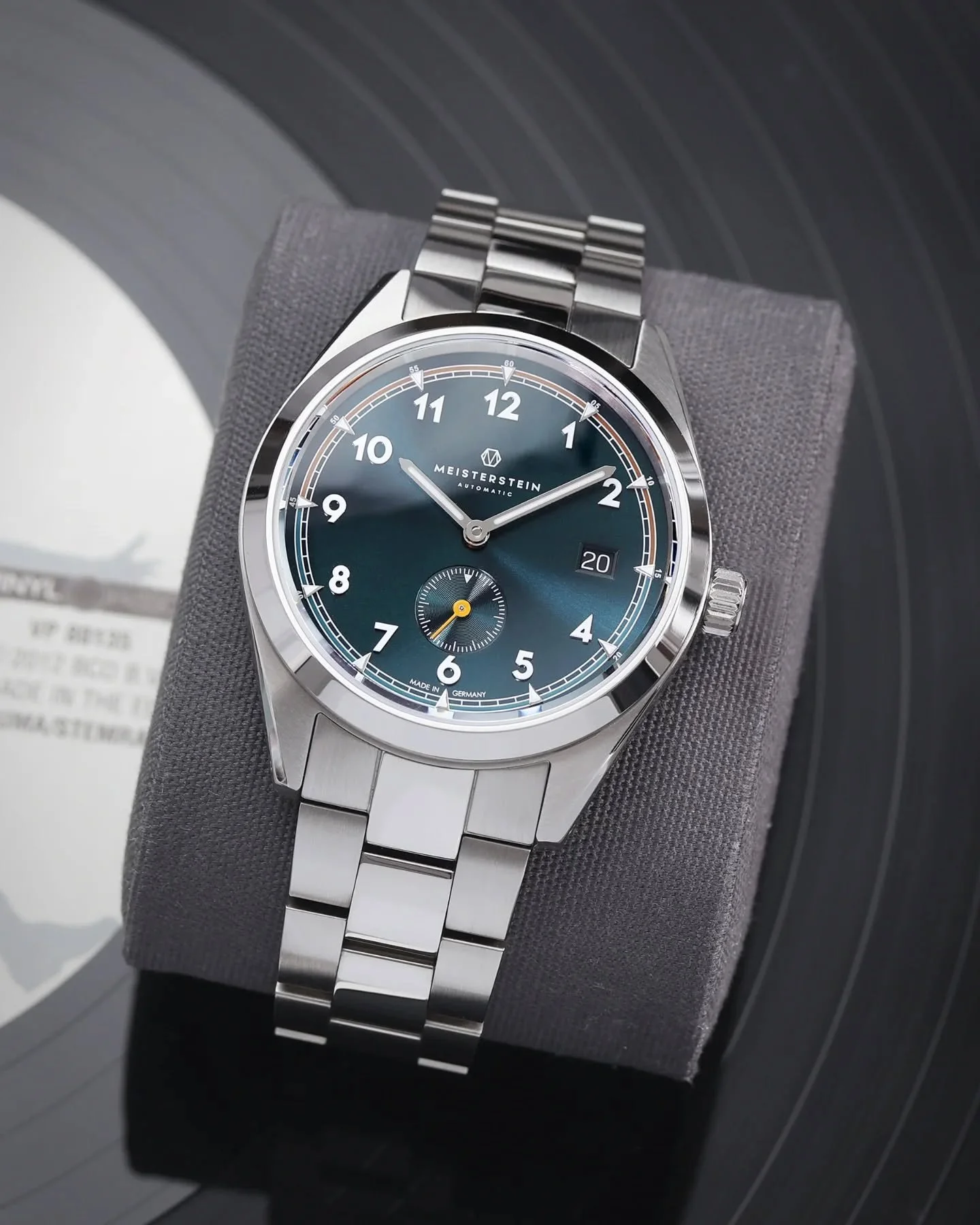 Die Zeit ist gekommen. ✨️ 
Wir freuen uns das Design unserer neuen THERA präsentieren zu können. 
Die sportlich-elegante THERA vereint das klassische Meisterstein Design mit moderner Funktionalität. So verbauen wir zum ersten Mal ein