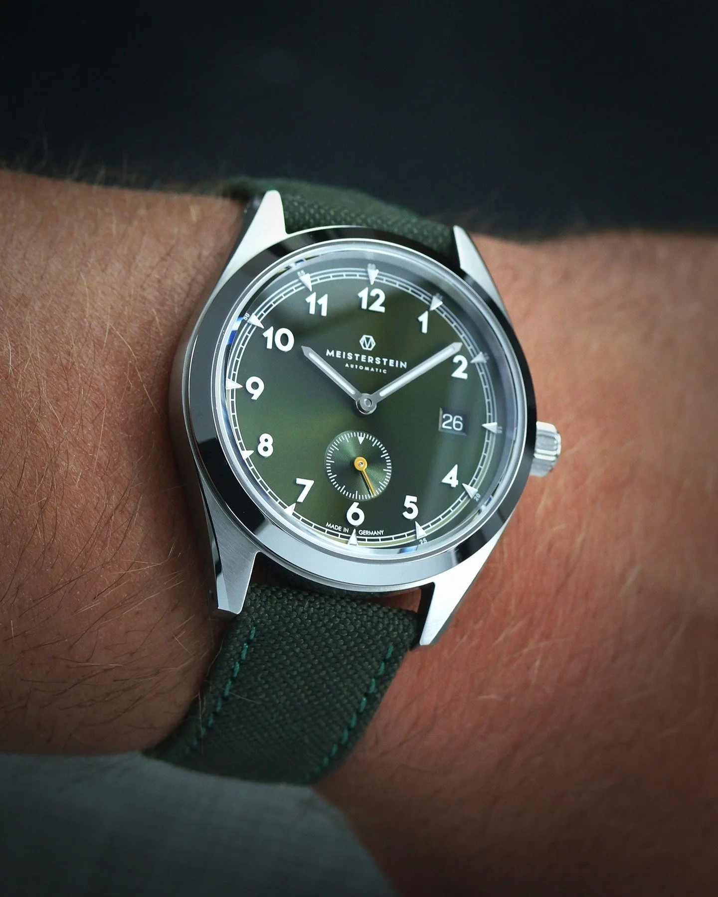 Heute präsentieren wir euch die neue THERA am Handgelenk. 😮 Wie versprochen stellen wir dabei eine weitere Zifferblatt-Farbe vor: British Green 💚
Dazu wird es ein farblich abgestimmtes SEAQUAL-Uhrenarmband mit Kontrast-Ziernaht geben. Das Ober
