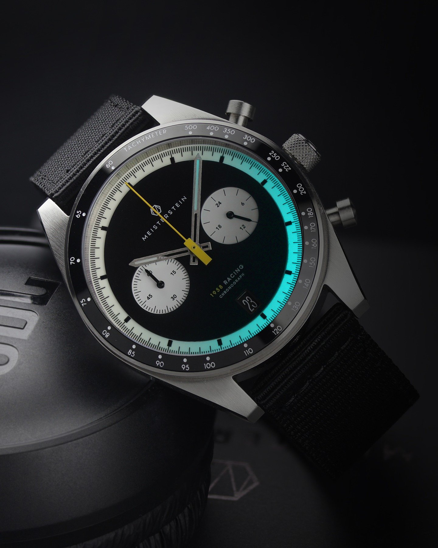 Macht auch im Dunkeln eine gute Figur. 😎
Durch den intensiven Einsatz von Schweizer Leuchtmasse ist unser 1958 RACING Chronograph auch bei dunklen Lichtverh&auml;ltnissen ein echter Hingucker. 🔥

Mehr Infos zur Uhr unter www.meisterstein.com ✔

#me