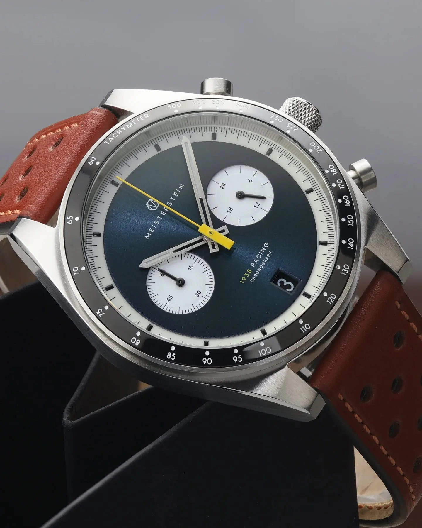 Endspurt im BLACK WEEK SALE ✨️

Nur noch f&uuml;r kurze Zeit ist unser 1958 RACING Chronograph im exklusiven Angebot. ⏳️

Schnell sein lohnt sich, denn zus&auml;tzlich gibt es zu jeder Bestellung ein GRATIS Schreibset dazu. 🖊

___
#meisterstein #uhr