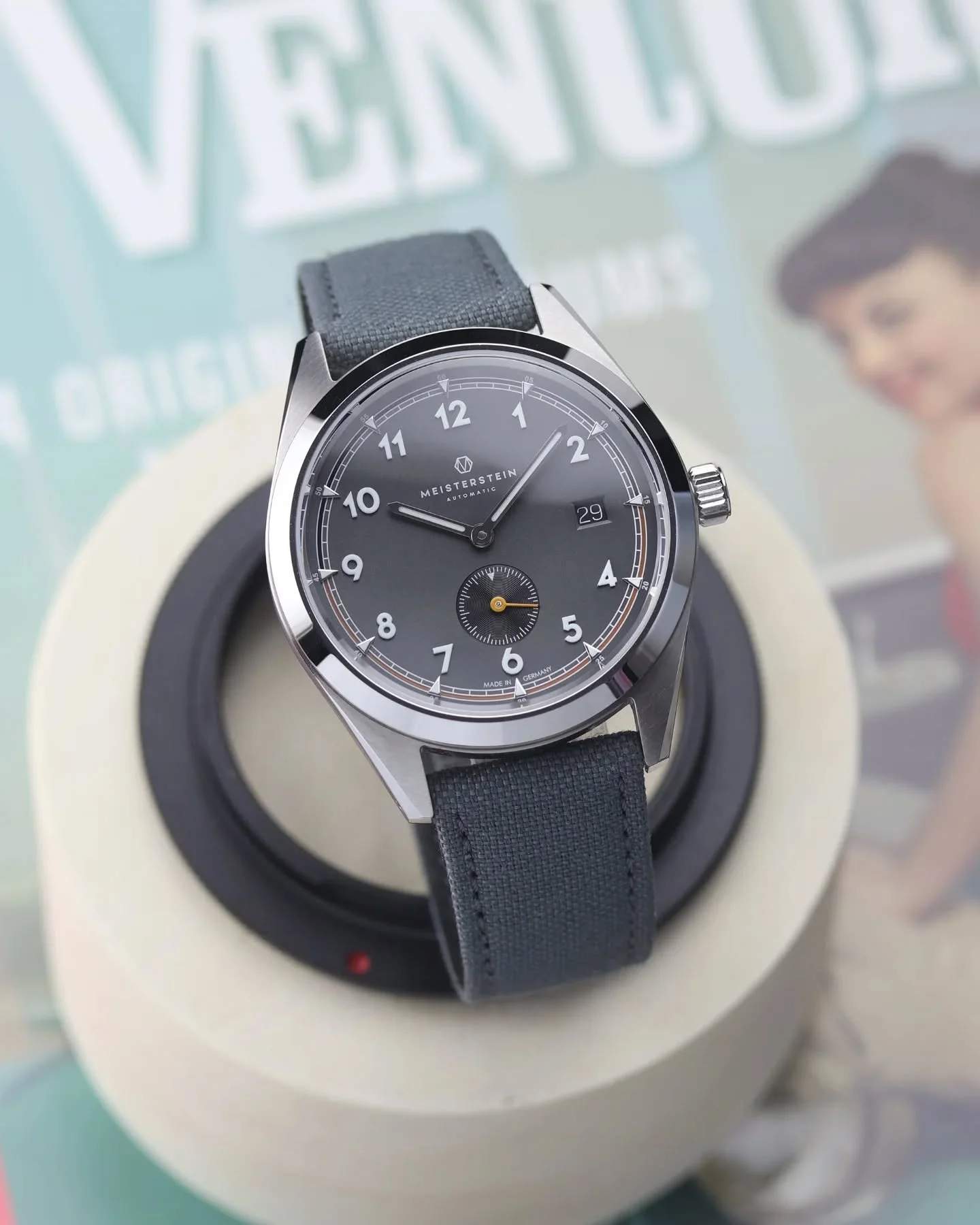 ❗️Nur noch 5 Tage bis zum KICKSTARTER Launch unserer neuen THERA.❗️

Als letzte von insgesamt vier Farbvariante stellen wir euch heute die THERA in URBAN GREY vor. ⌚️ Das matt-graue Zifferblatt stellt einen sehr sch&ouml;nen Kontrast zu den mit Schwe