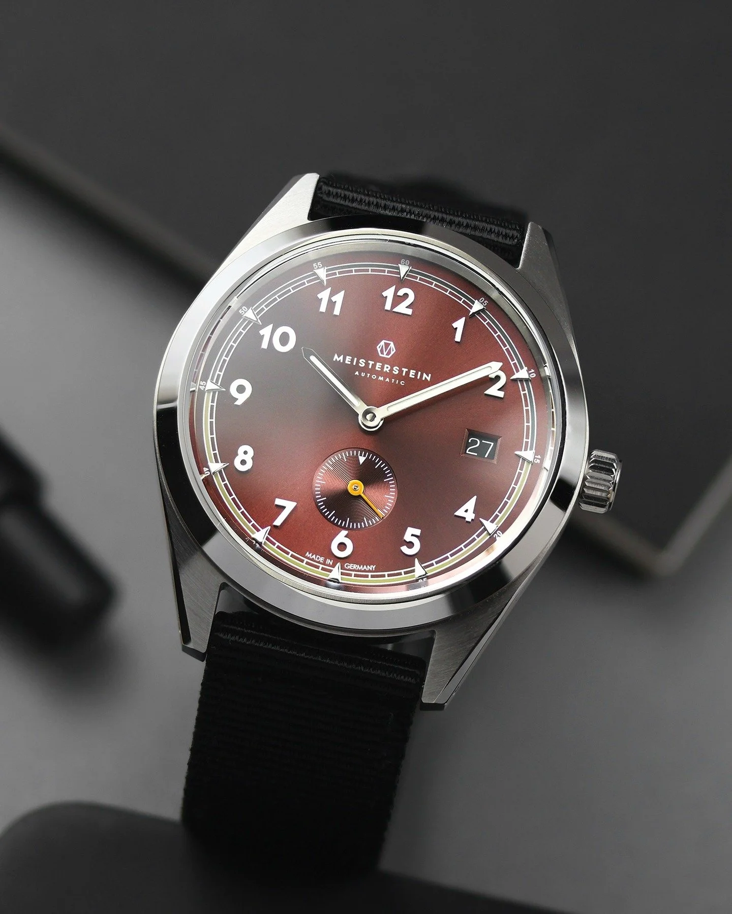 Und weiter geht's mit den News zur Meisterstein THERA ✨
Wie versprochen m&ouml;chten wir Euch heute eine weitere Farbvariante vorstellen: die THERA in BURGUNDROT 🔴

Passend - der burgundrote Sonnenschliff harmoniert perfekt mit dem auff&auml;lligen 