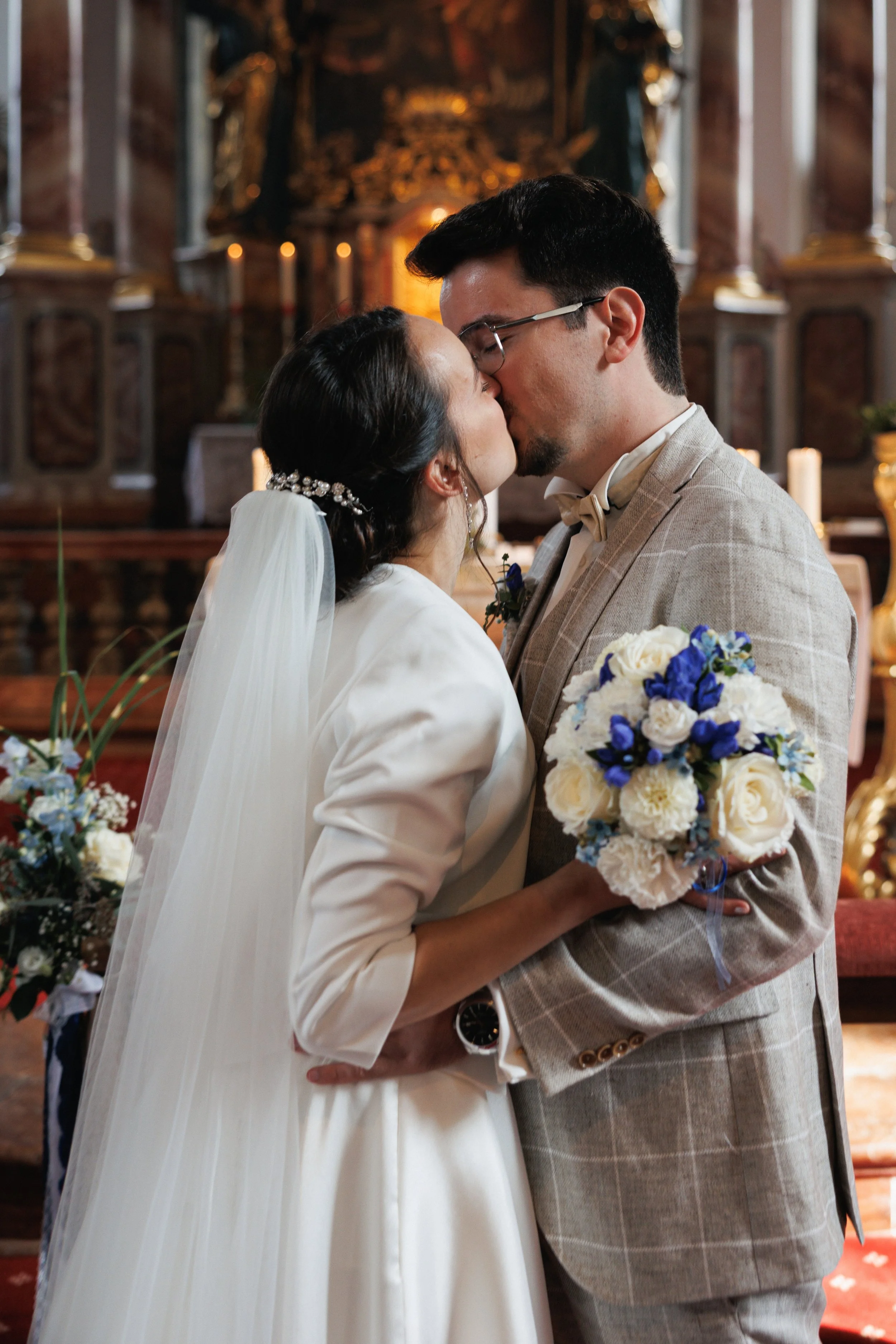 Braut und Bräutigam beim Kuss während ihrer Hochzeit in einer Kirche