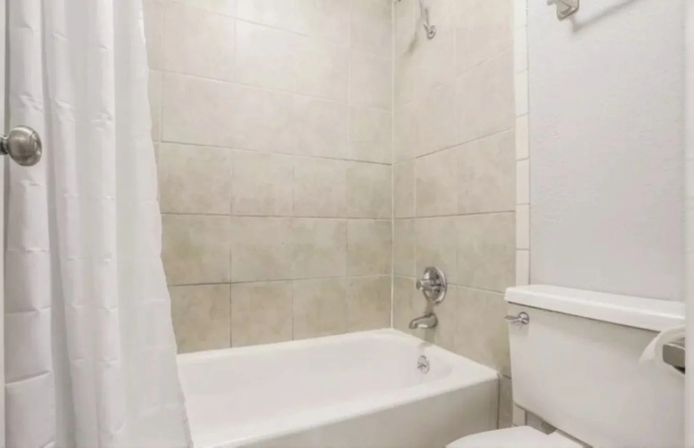Bathroom (2).jpg