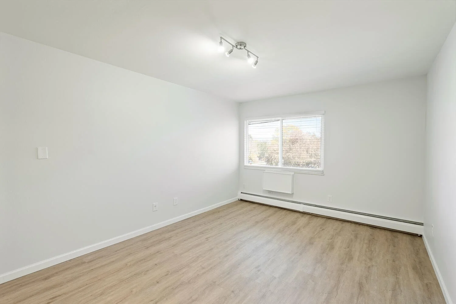 2253 Collyer Street Unit 302-large-006-004-07-1500x1000-72dpi.jpg