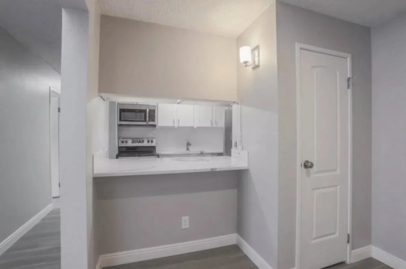 Kitchen Bar (1) .jpg