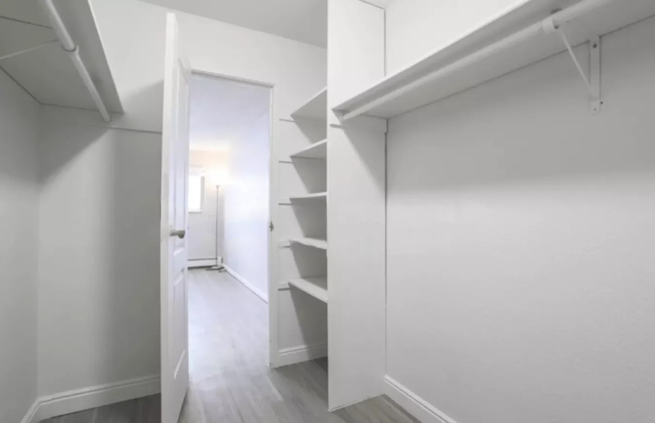 Walk in closet 1.webp