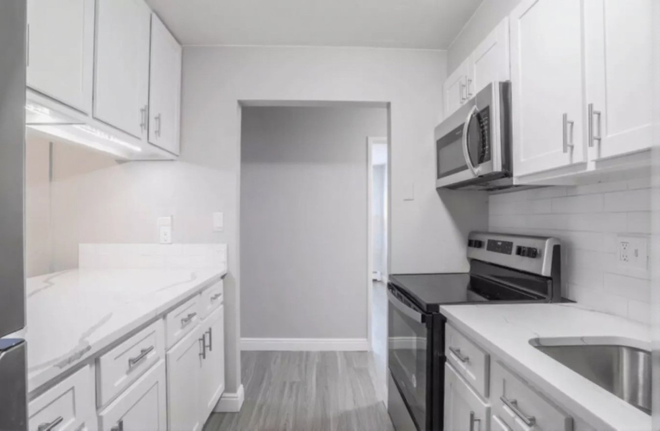 Kitchen White Counter (3).jpg