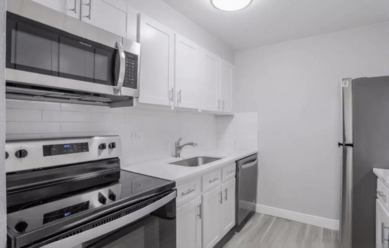 Kitchen White Counter (2).jpg