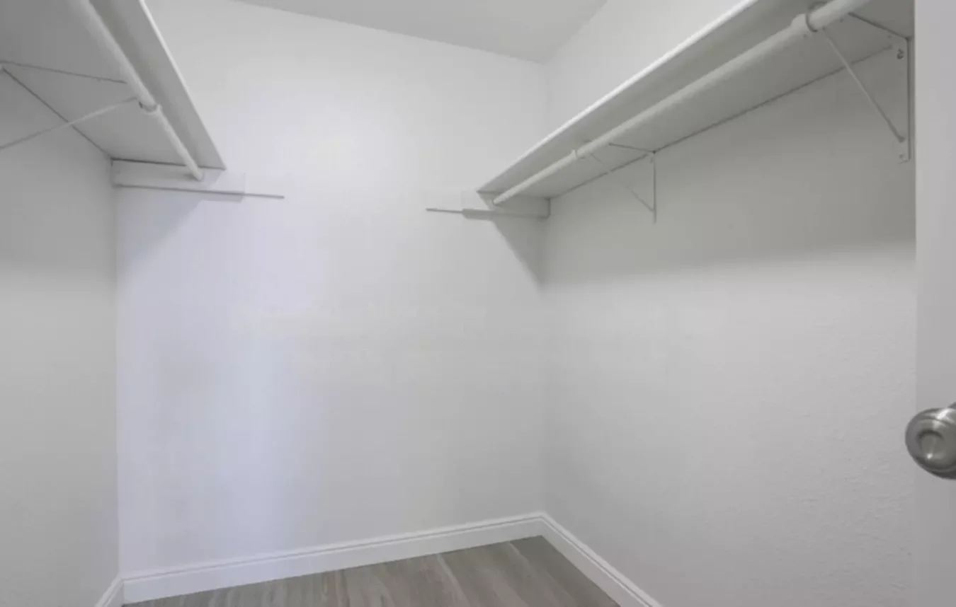 Walk in closet 2.webp