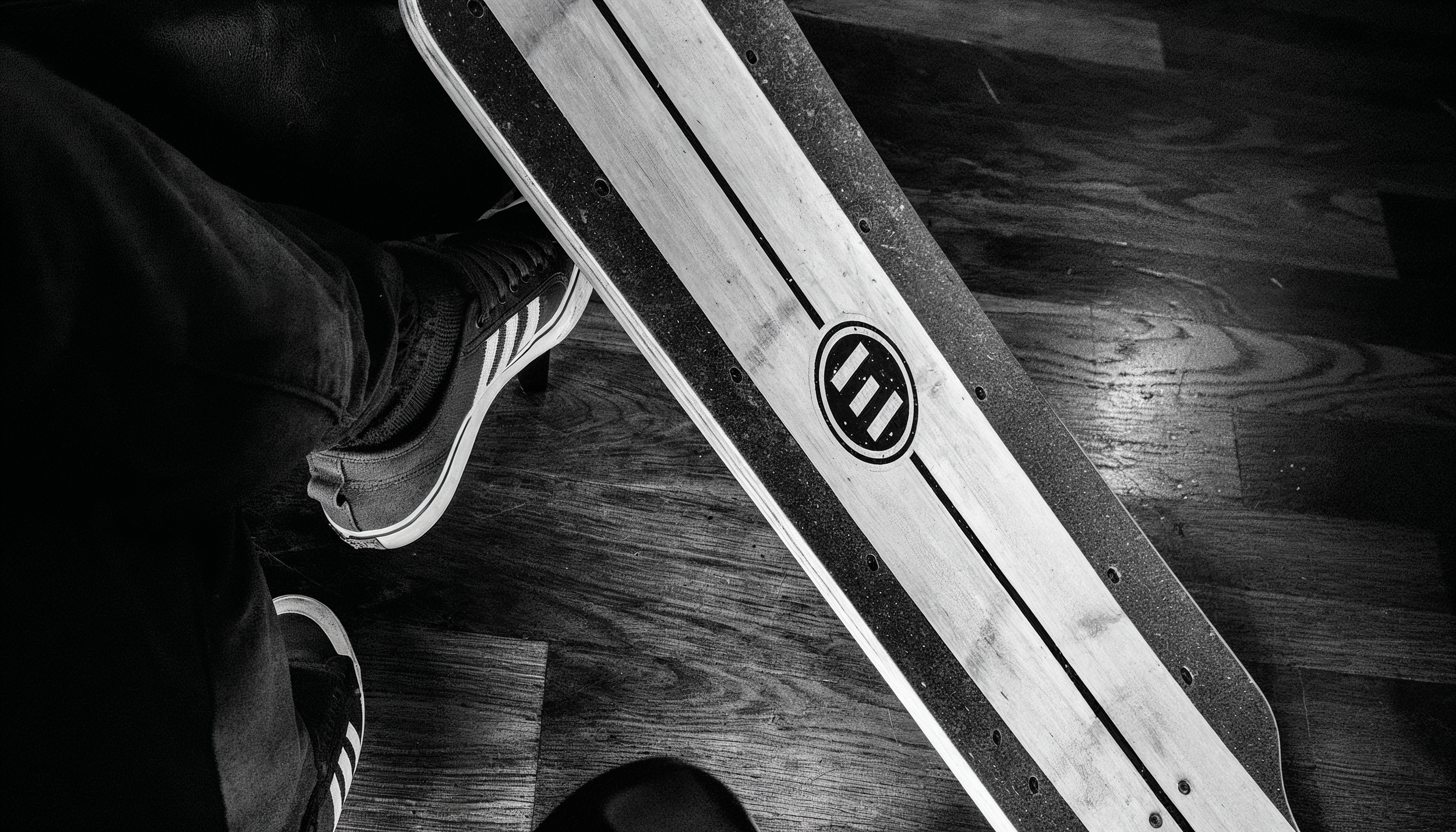 freepik__a-black-and-white-closeup-of-a-skateboard-resting-__70802.png