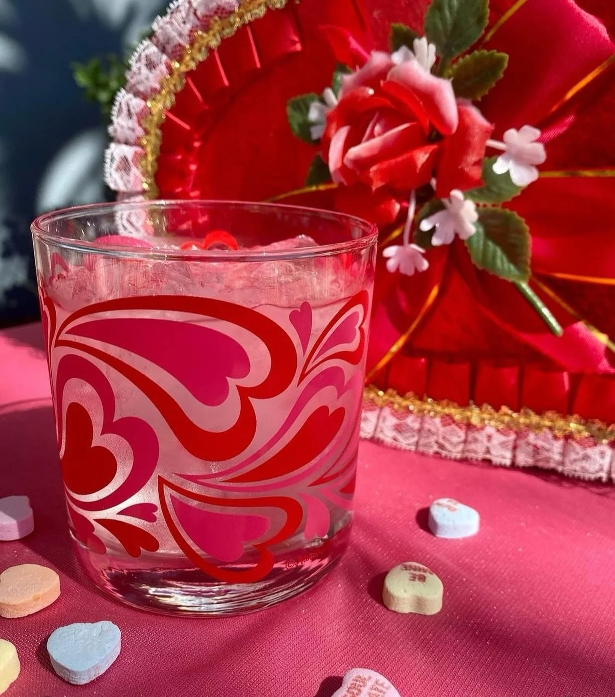 💕Groovy Hearts💕 are back and available in both Rocks &amp; Collins as SINGLES! 
Photo 📷 by @lagunalaceyy 
Retro Valentine&rsquo;s Day barware. Hand printed in USA. Dishwasher safe.