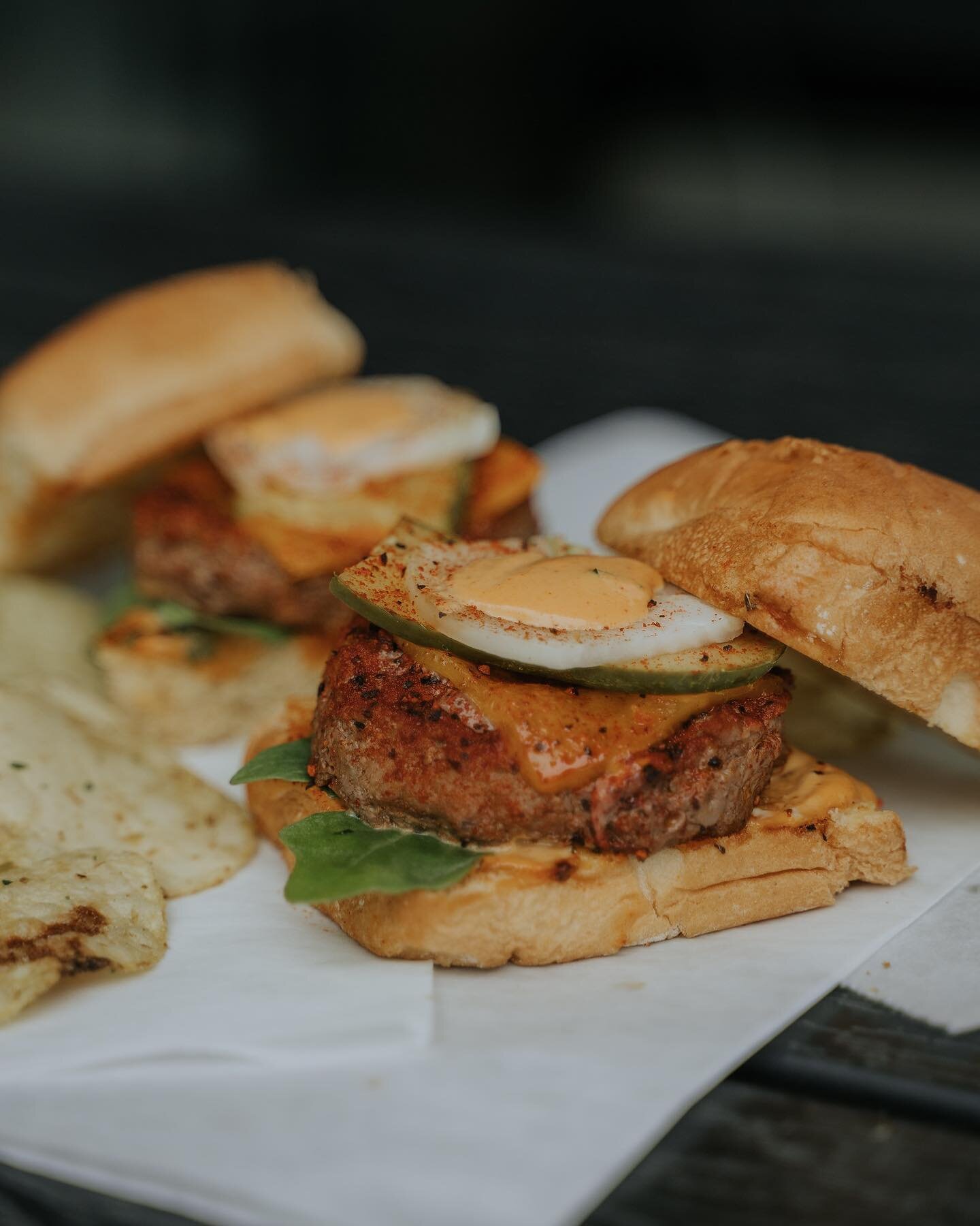 FOOD SPECIAL ALERT! 

This just in&hellip;.SLIDERS 🤤

Two 2oz beef patties on a toasted Hawaiian roll, topped with sharp cheddar cheese, a dill pickle, bacon, arugula, &amp; dressed with the TMP chef&rsquo;s burger sauce and seasoning. 

These littl