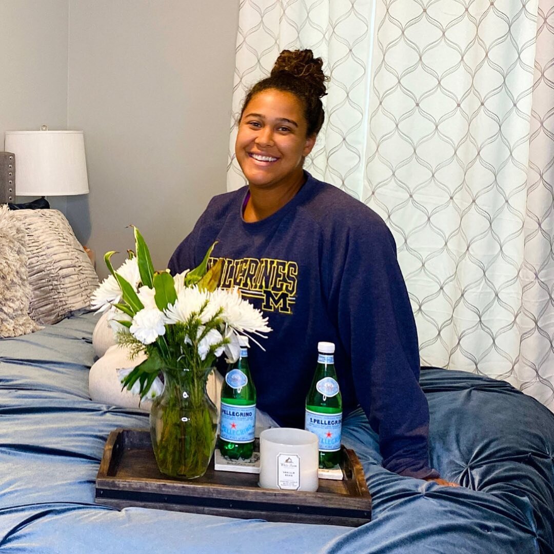 We had a wonderful time hosting family this past weekend! I loved decorating and getting the guest bedroom together to create a cozy place for our guests!🥰

Things we love to provide for our guests are fresh flowers and a delicious home-cooked meal!