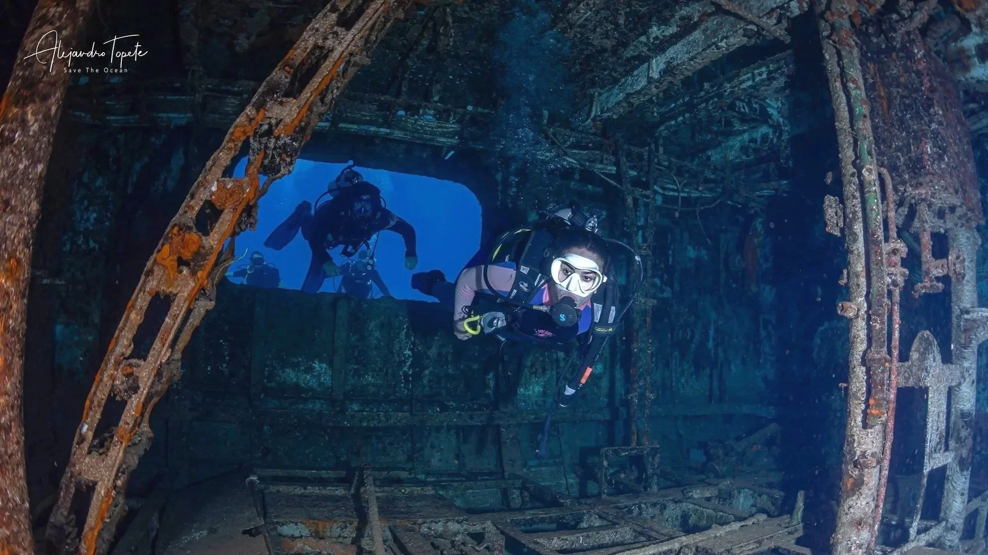Exploring shipwreck of Cozumel, Mexico by Alejandro Topete